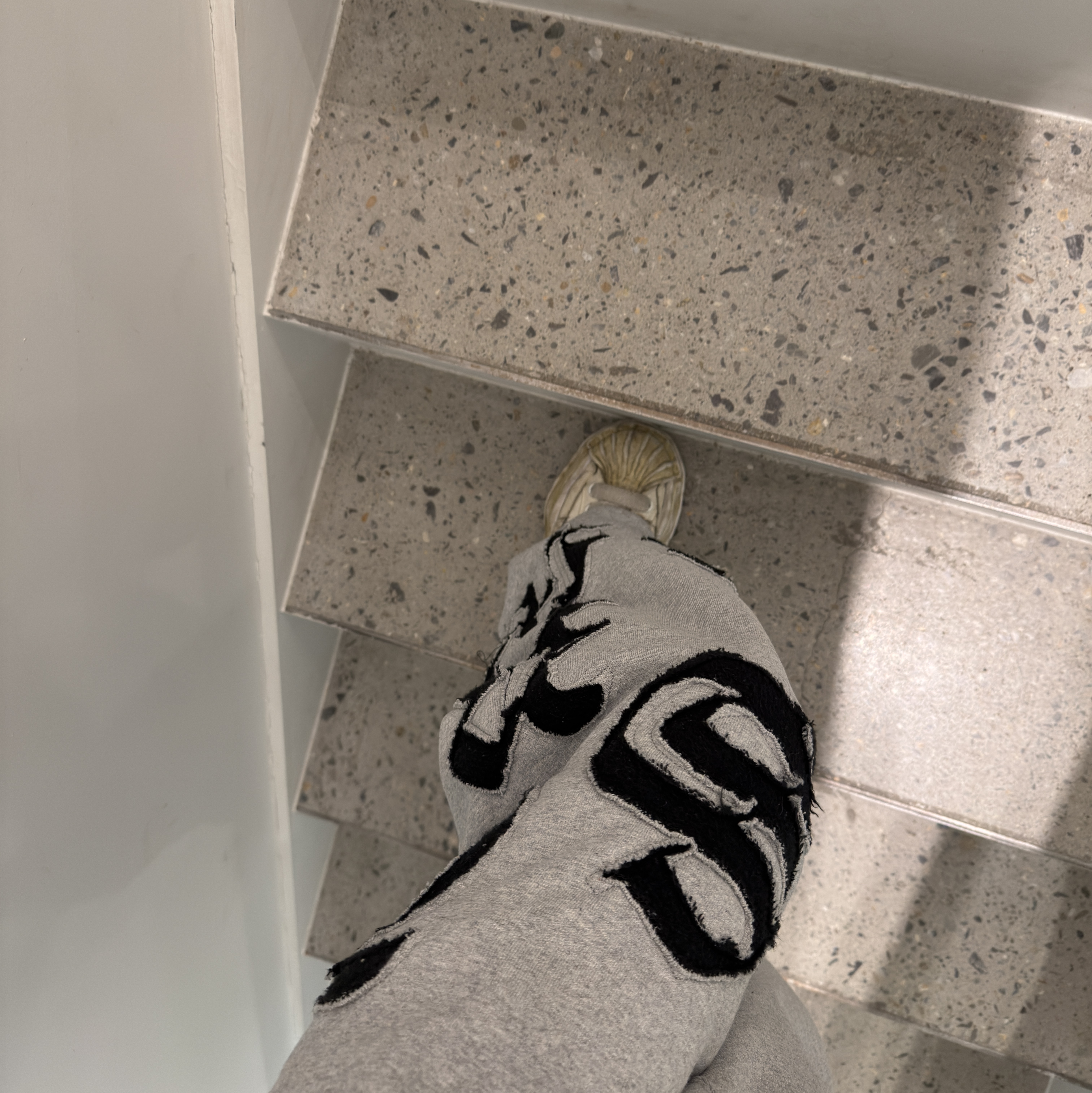 Supreme Cut Out Sweatpant Heather Grey - 26SS 착용 스타일