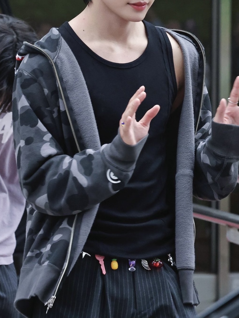 BAPE Color Camo Shark Full Zip Hoodie Black 착용 스타일 - 2