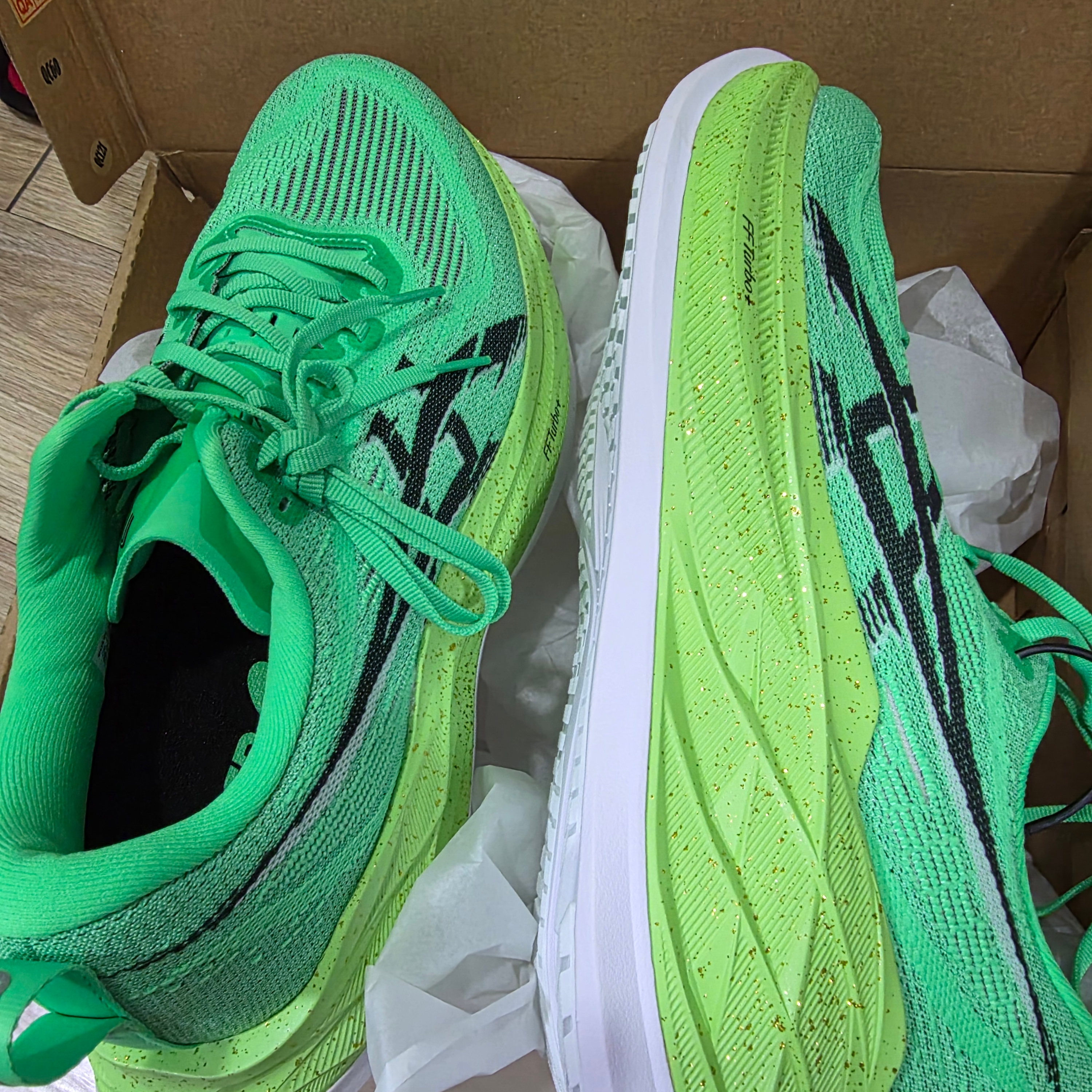 Asics Superblast 2 Ekiden Vital Green Black 착용 스타일 - 1
