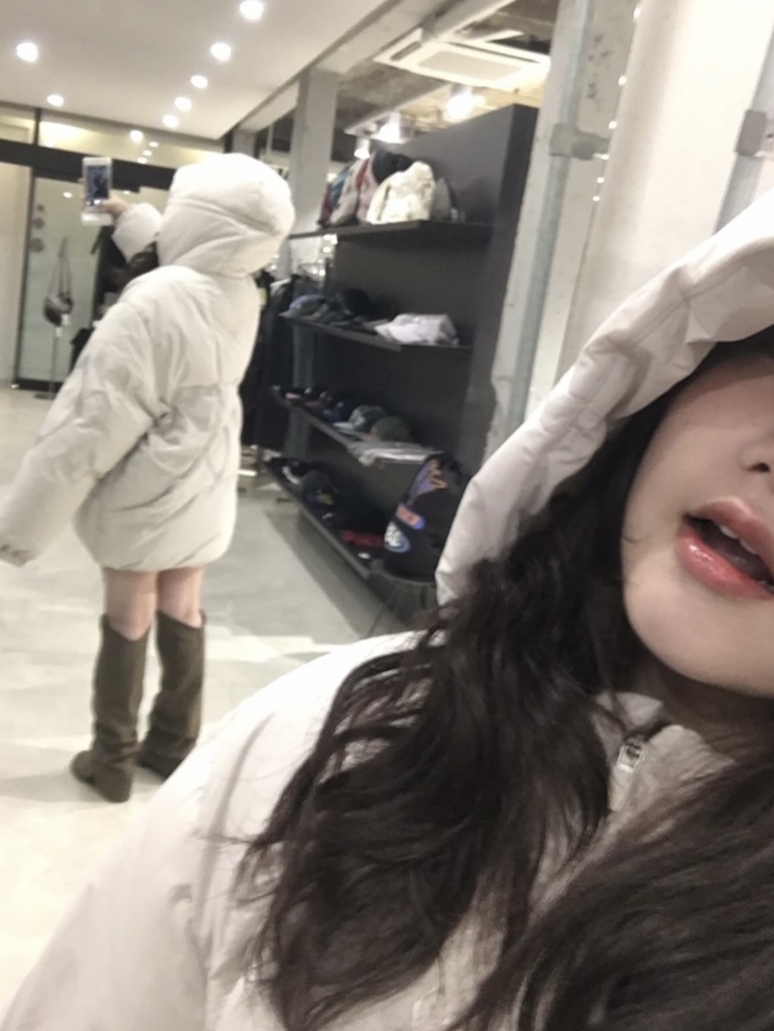 (W) Mischief Rhombus Hooded Down Jacket Ivory 착용 스타일 - 1