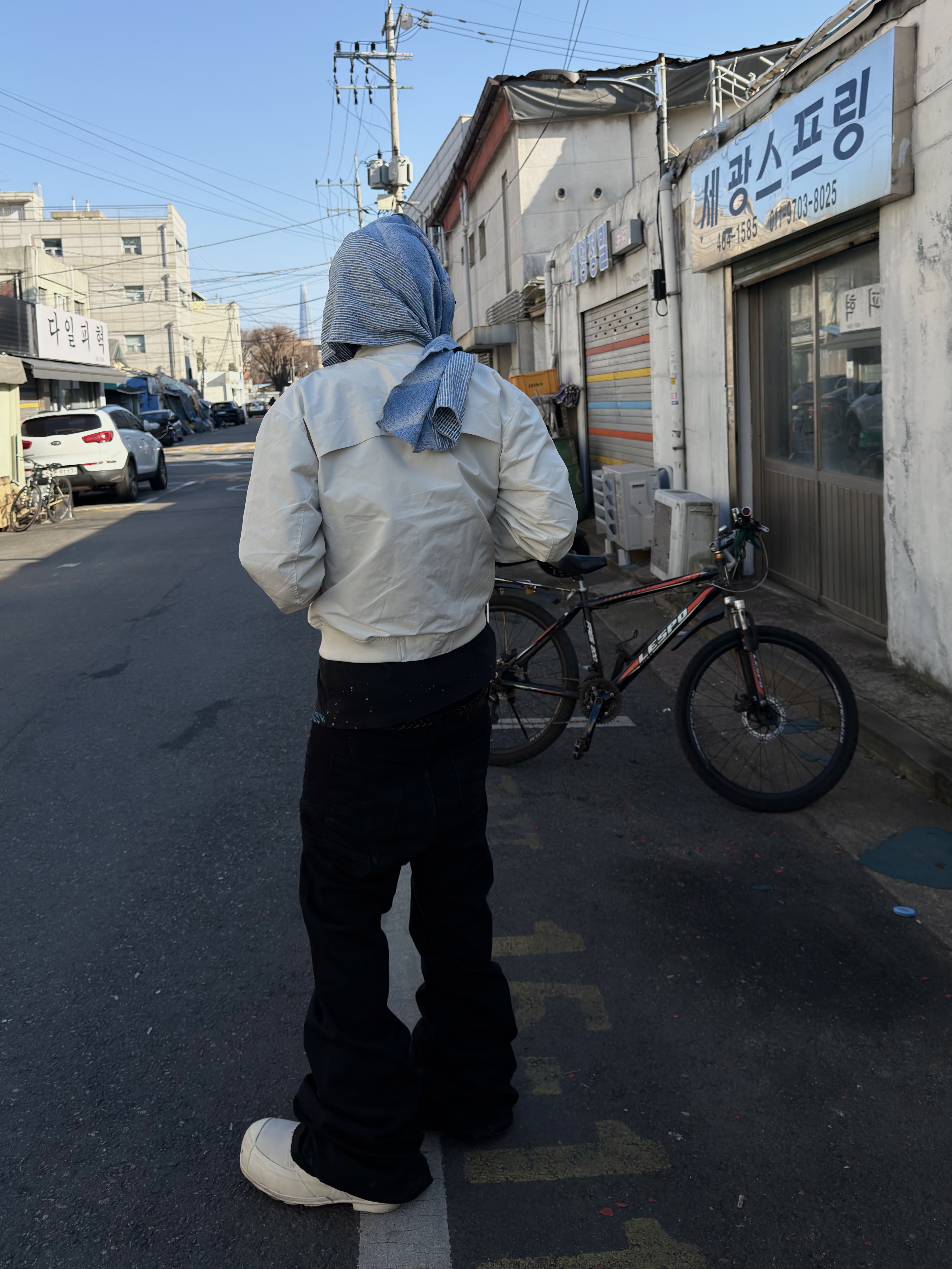 BLR Curved Line Flight Jacket Ivory 착용 스타일 - 1