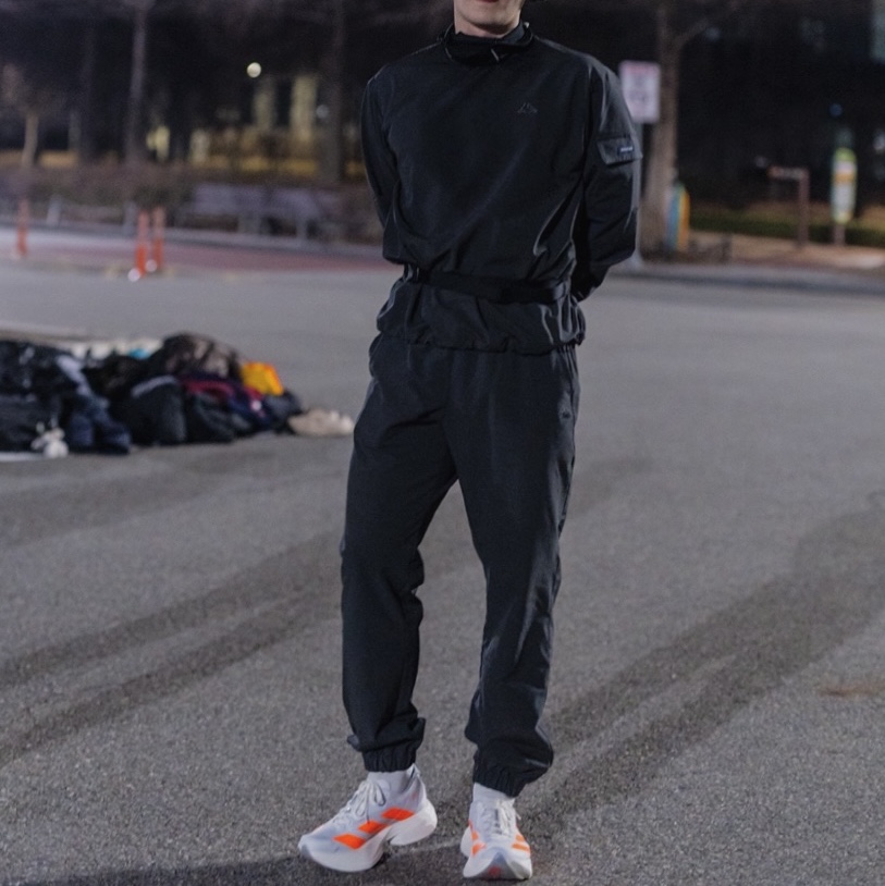 Adidas Adizero Adios Pro 4 Cloud White Lucid Orange, Nike Therma-Fit ADV Repel Down Running Vest Black - Asia 착용 스타일 - 2