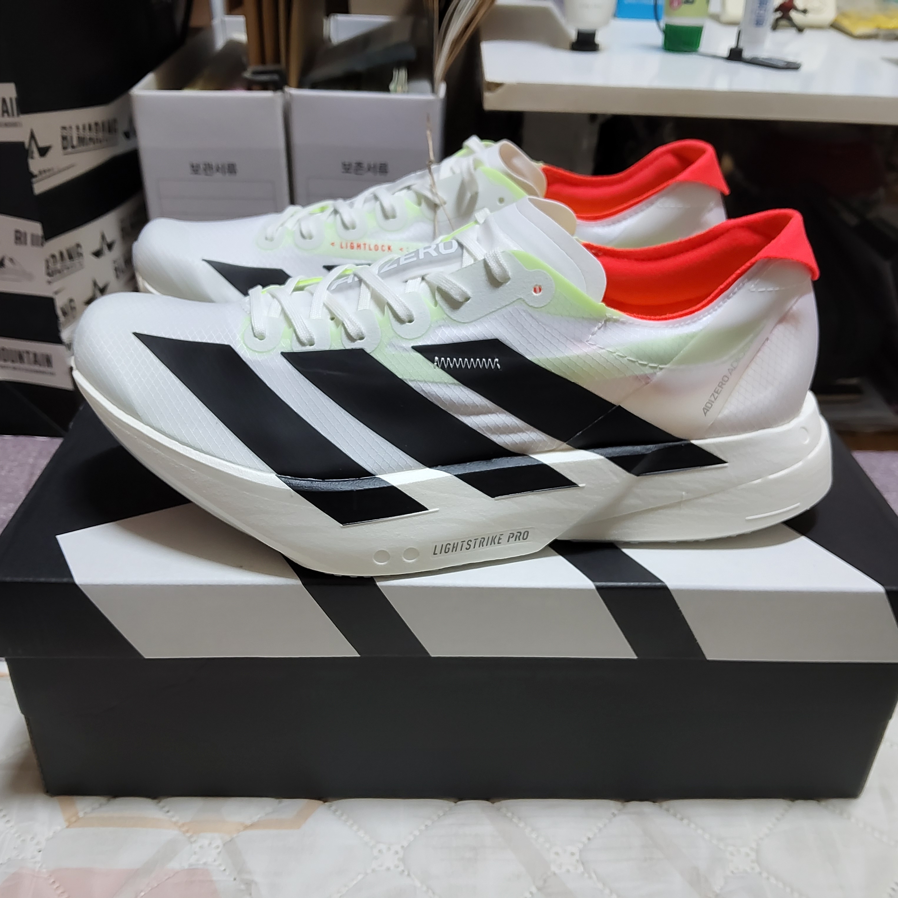 Adidas Adizero Adios Pro 4 Cloud White Core Black 착용 스타일 - 1