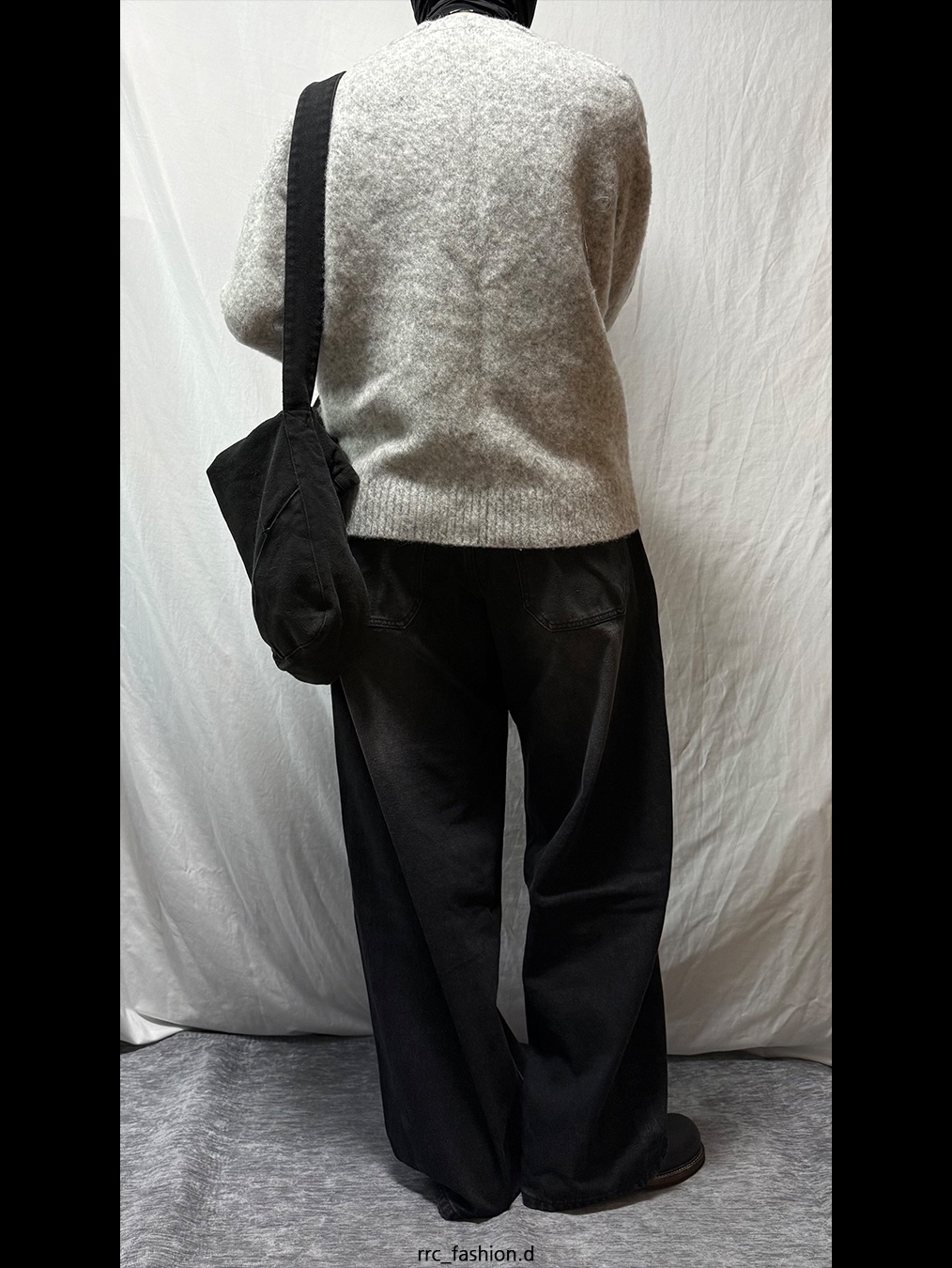 Begin202 Arc Curved Denim Pants Washed Black 착용 스타일 - 2