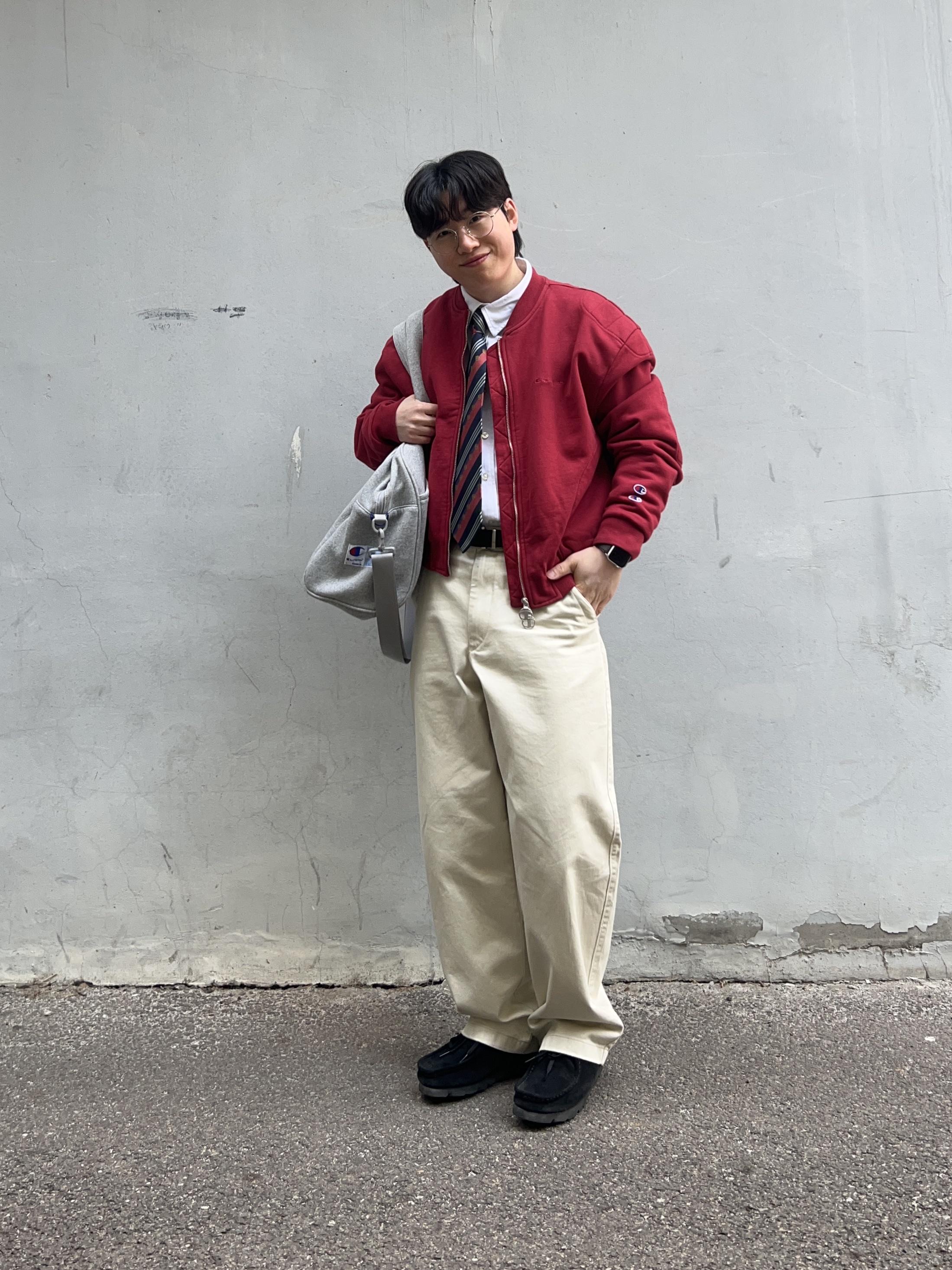 Clarks Wallabee Gtx Suede Black, Zara x Champion Padded Bomber Jacket Red 착용 스타일 - 2