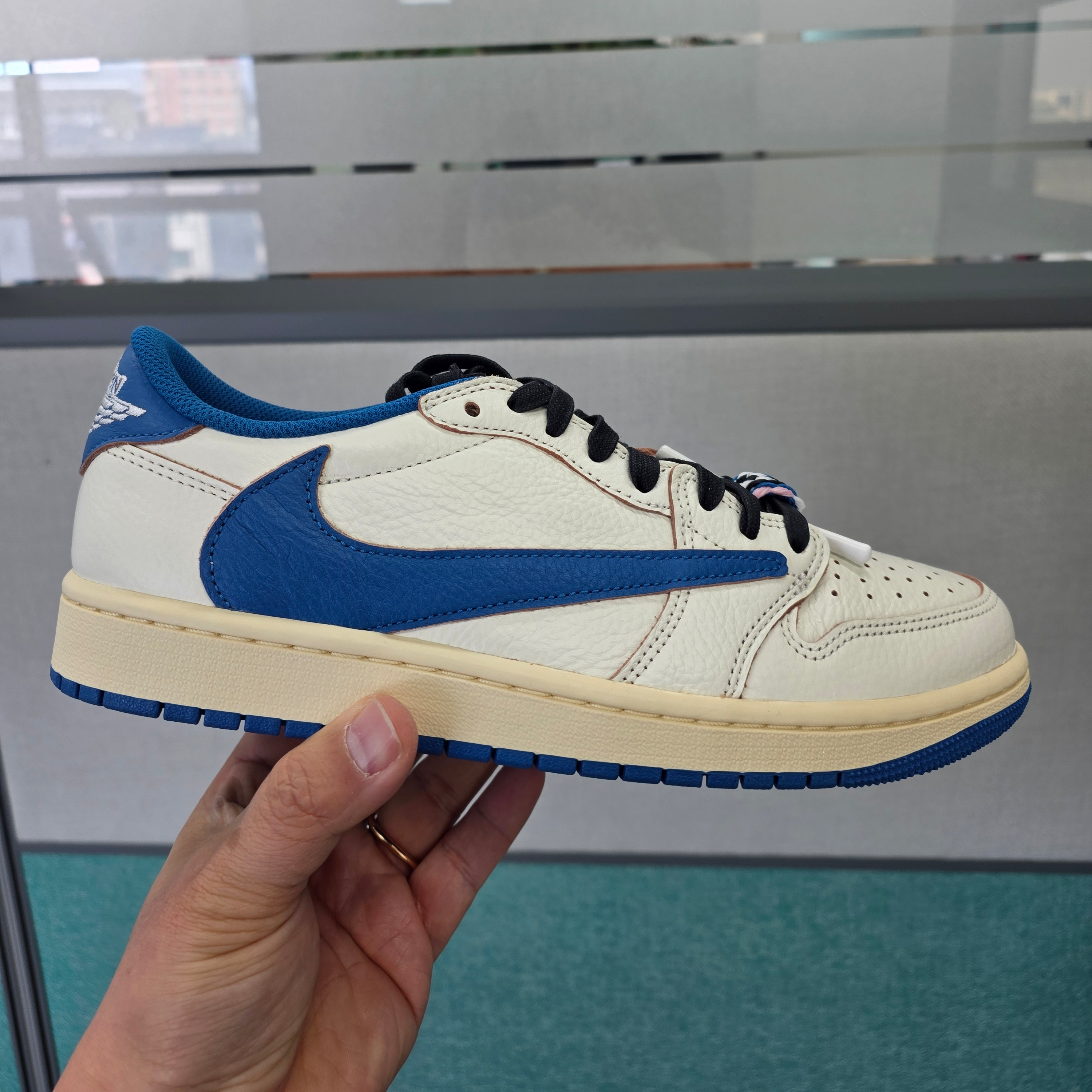 Jordan 1 x Travis Scott x Fragment Retro Low OG SP Sail Military Blue 착용 스타일 - 1