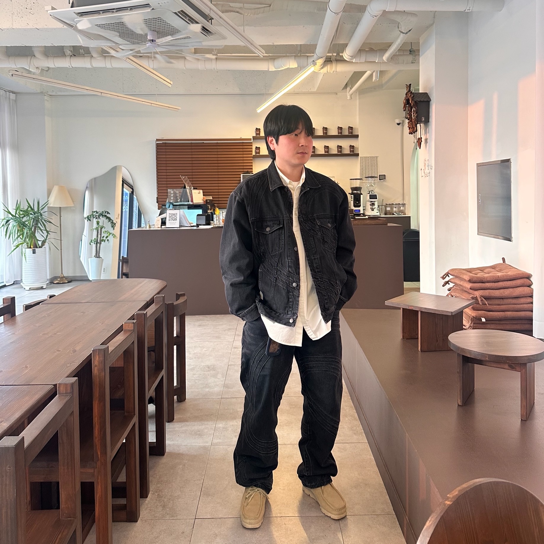 Supreme S Logo Denim Trucker Jacket Washed Black - 24SS, Supreme S Logo Loose Fit Jean Washed Black - 24SS 착용 스타일