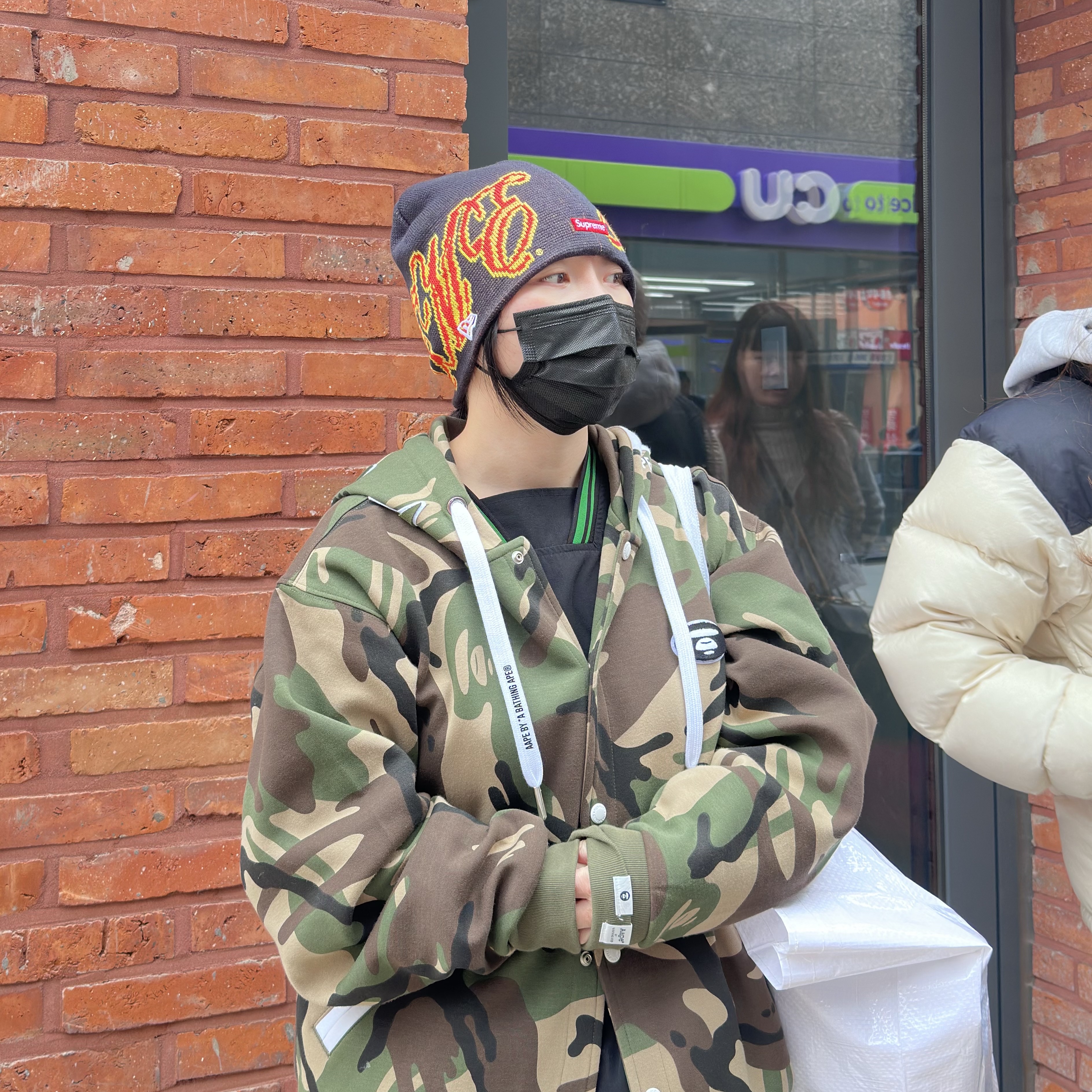 Supreme New Era Cursive Beanie Dark Navy - 26SS, AAPE Button Hoodie Camouflage Green - 26SS 착용 스타일 - 1