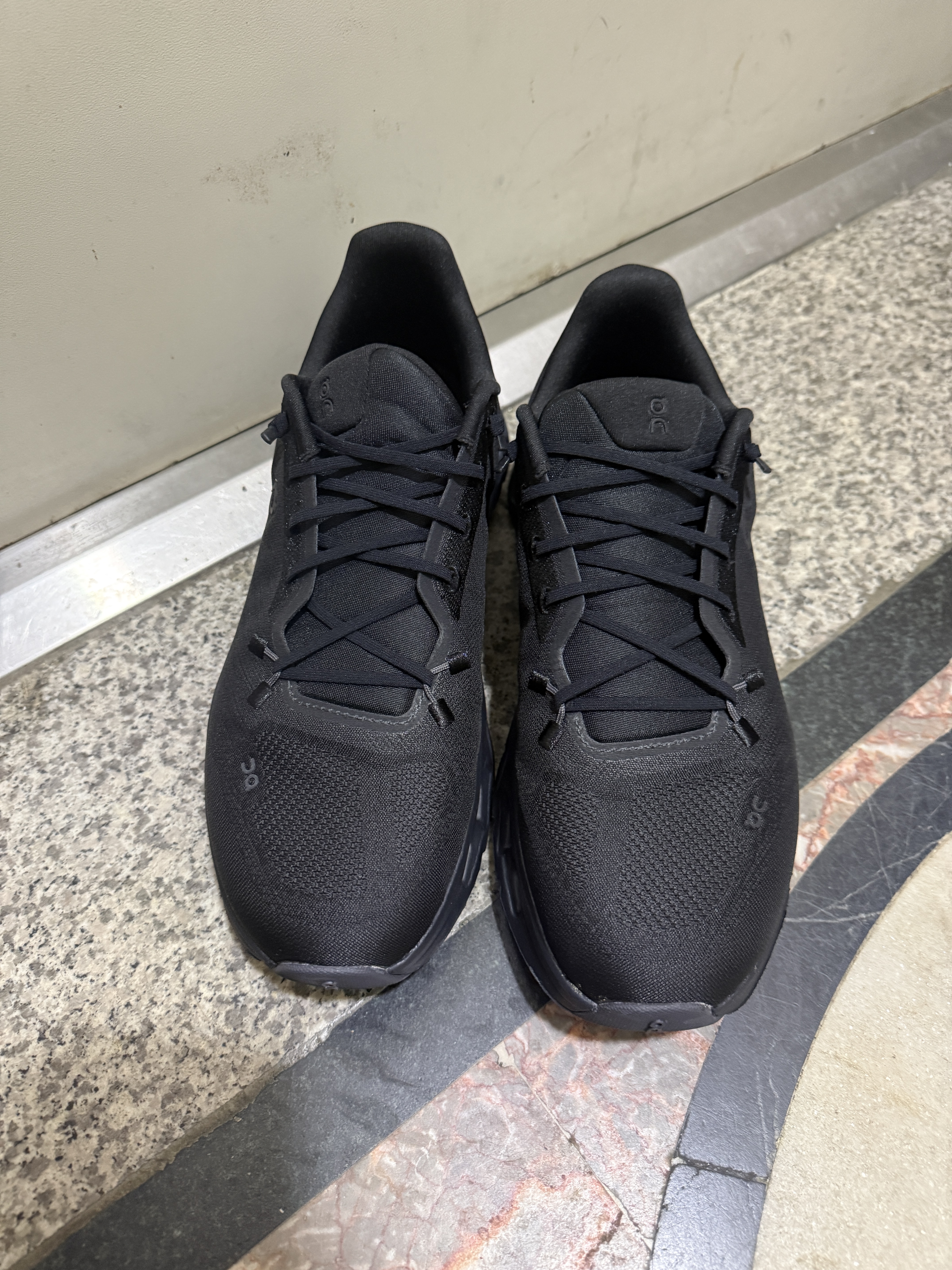 On Running Cloudtilt Eclipse Black 착용 스타일