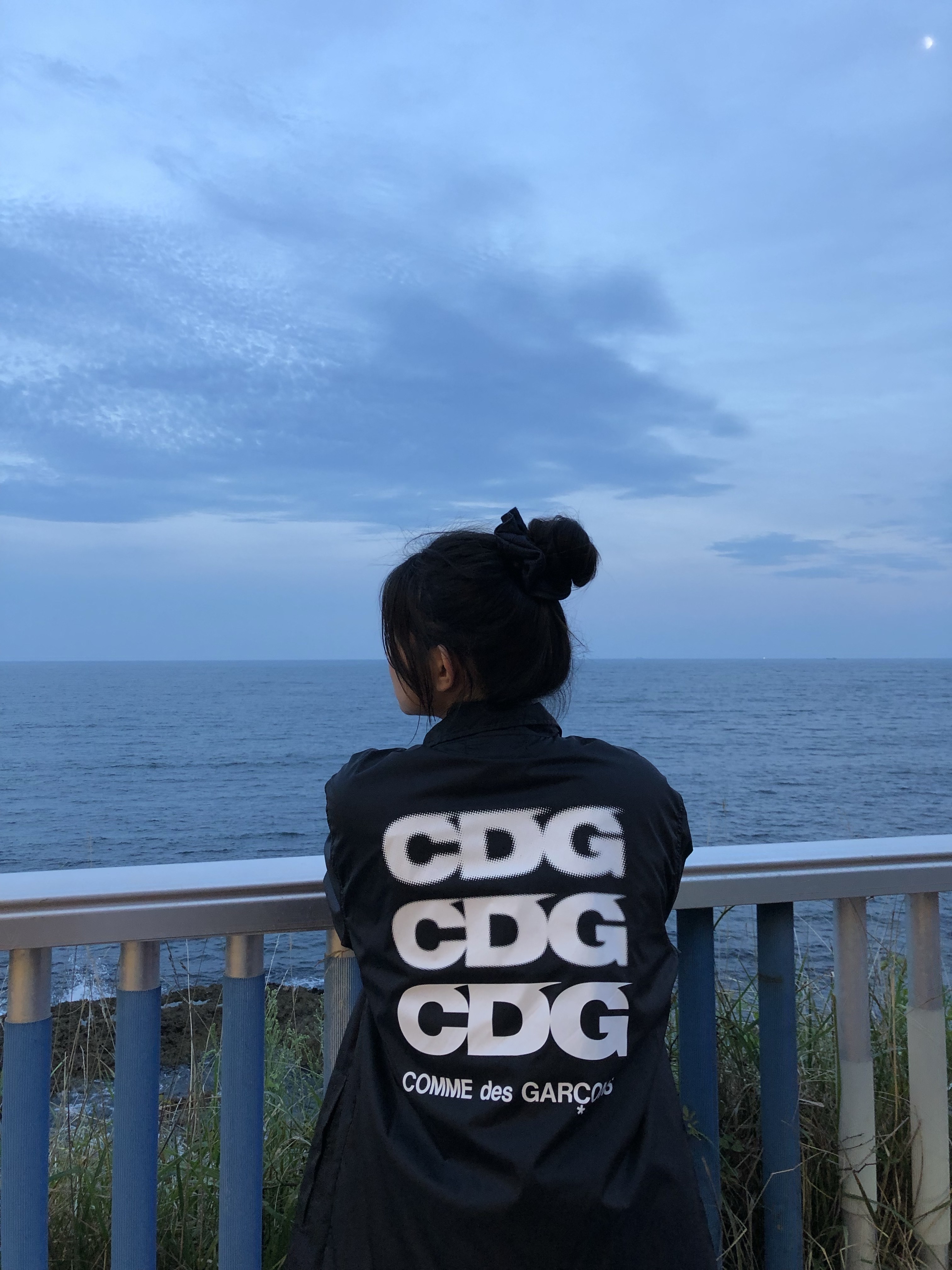 CDG Logo Coach Jacket Black 착용 스타일 - 1
