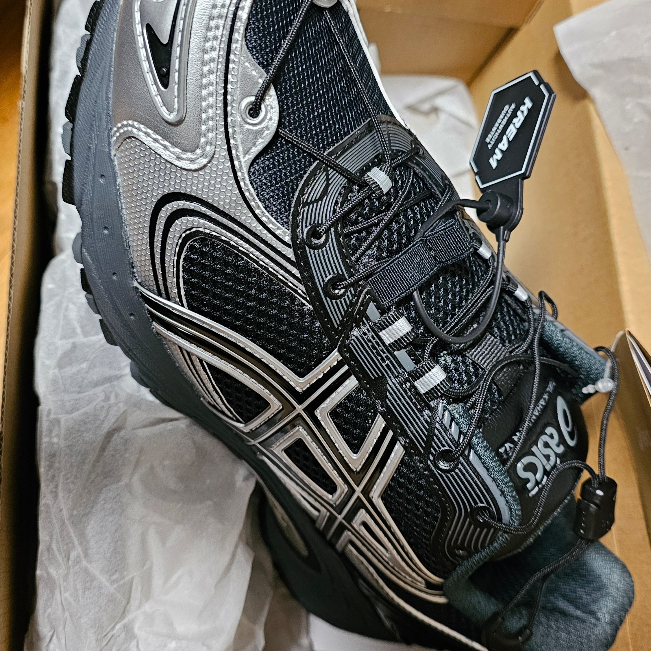 Asics Gel-Kahana TR V4 Carbon Black 착용 스타일