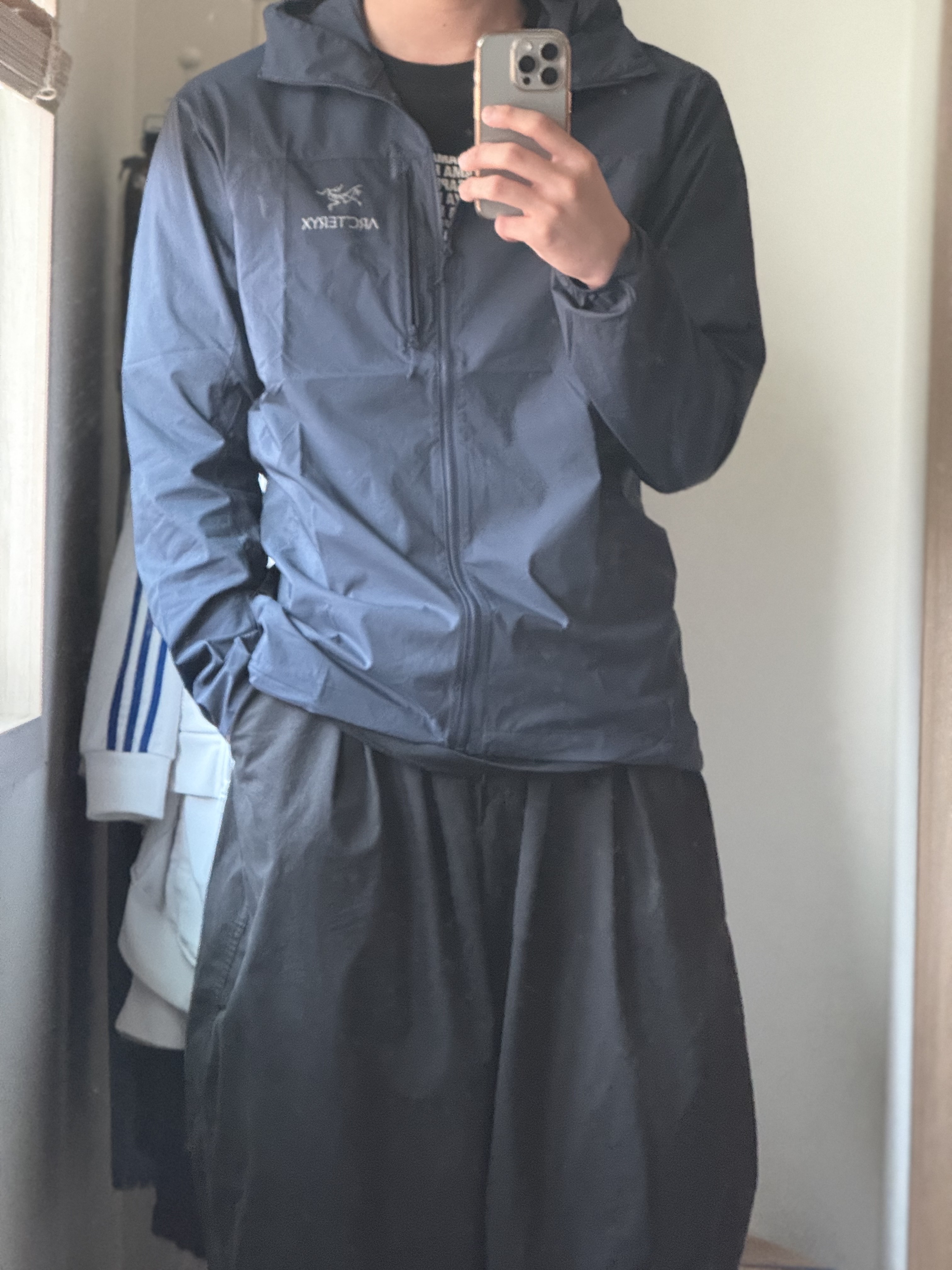 Arc'teryx Squamish Hoody Black Sapphire 착용 스타일 - 1