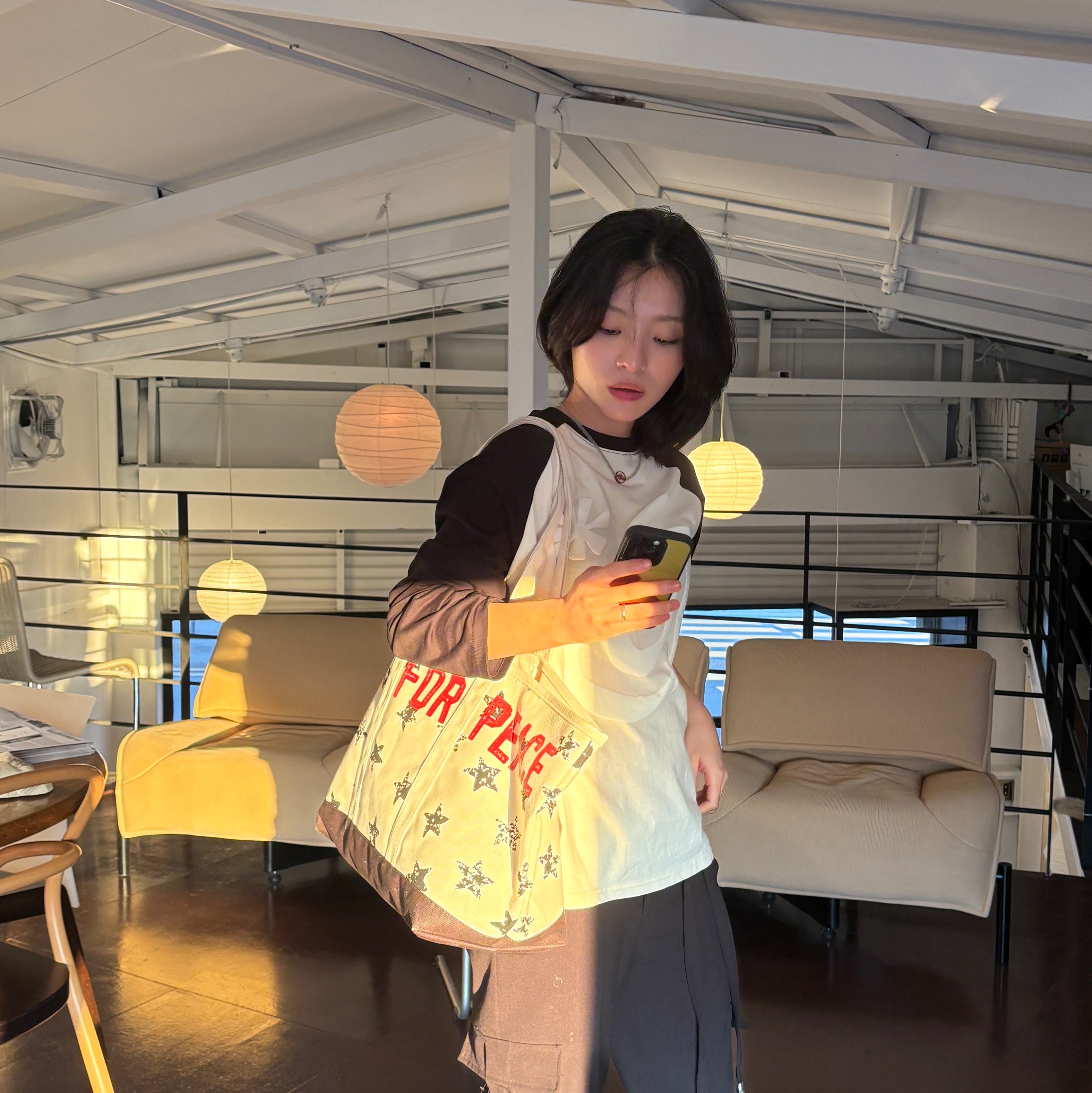 AMOU Dot Star Tote Bag, AMOU Molly Reglan long sleeve Black 착용 스타일 - 4