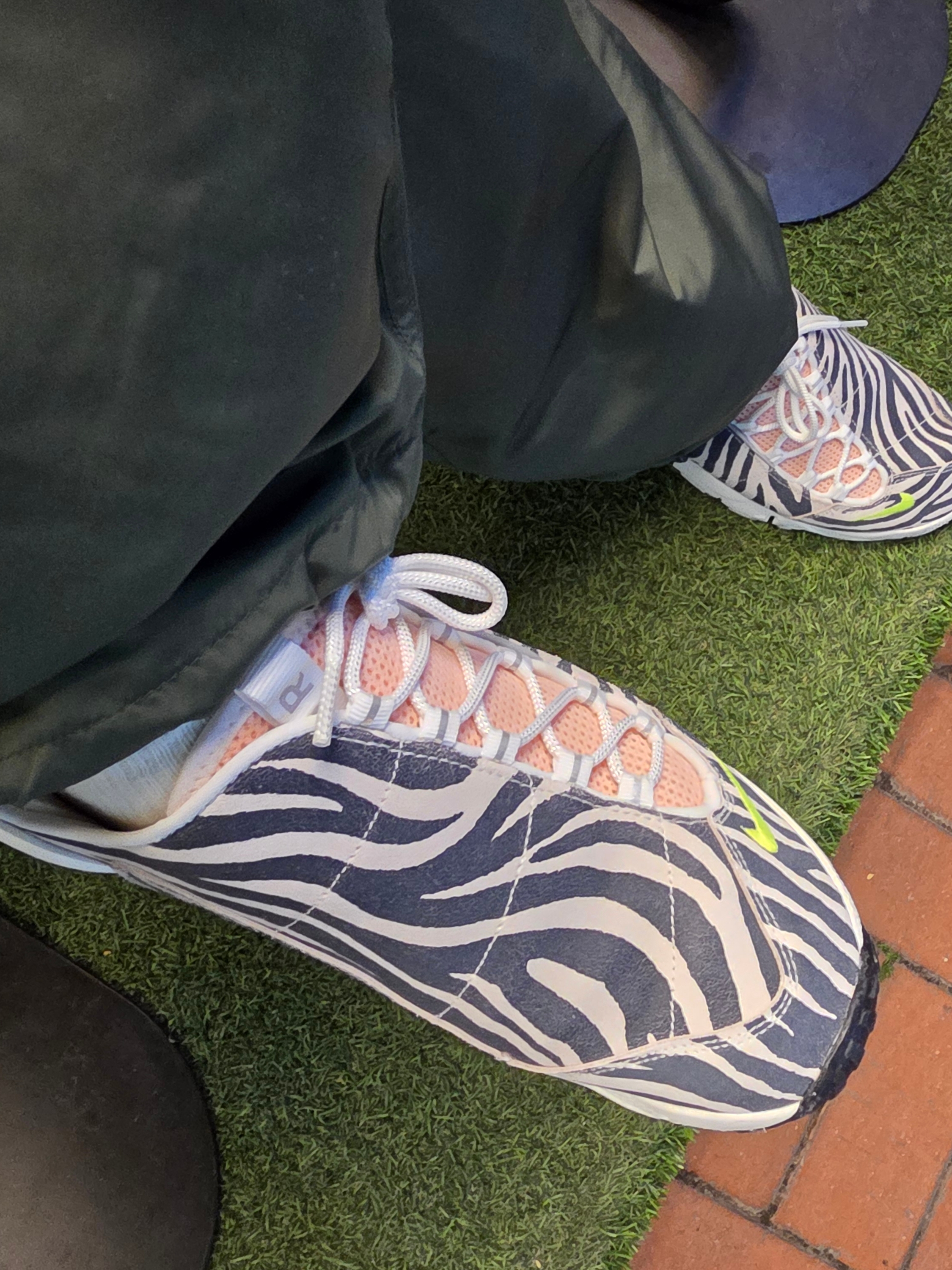 Supreme Washed Chino Twill Camp Cap Zebra - 22FW, Yeezy Gap Engineered By Balenciaga Logo Long Sleeve T-Shirt Black 착용 스타일 - 4