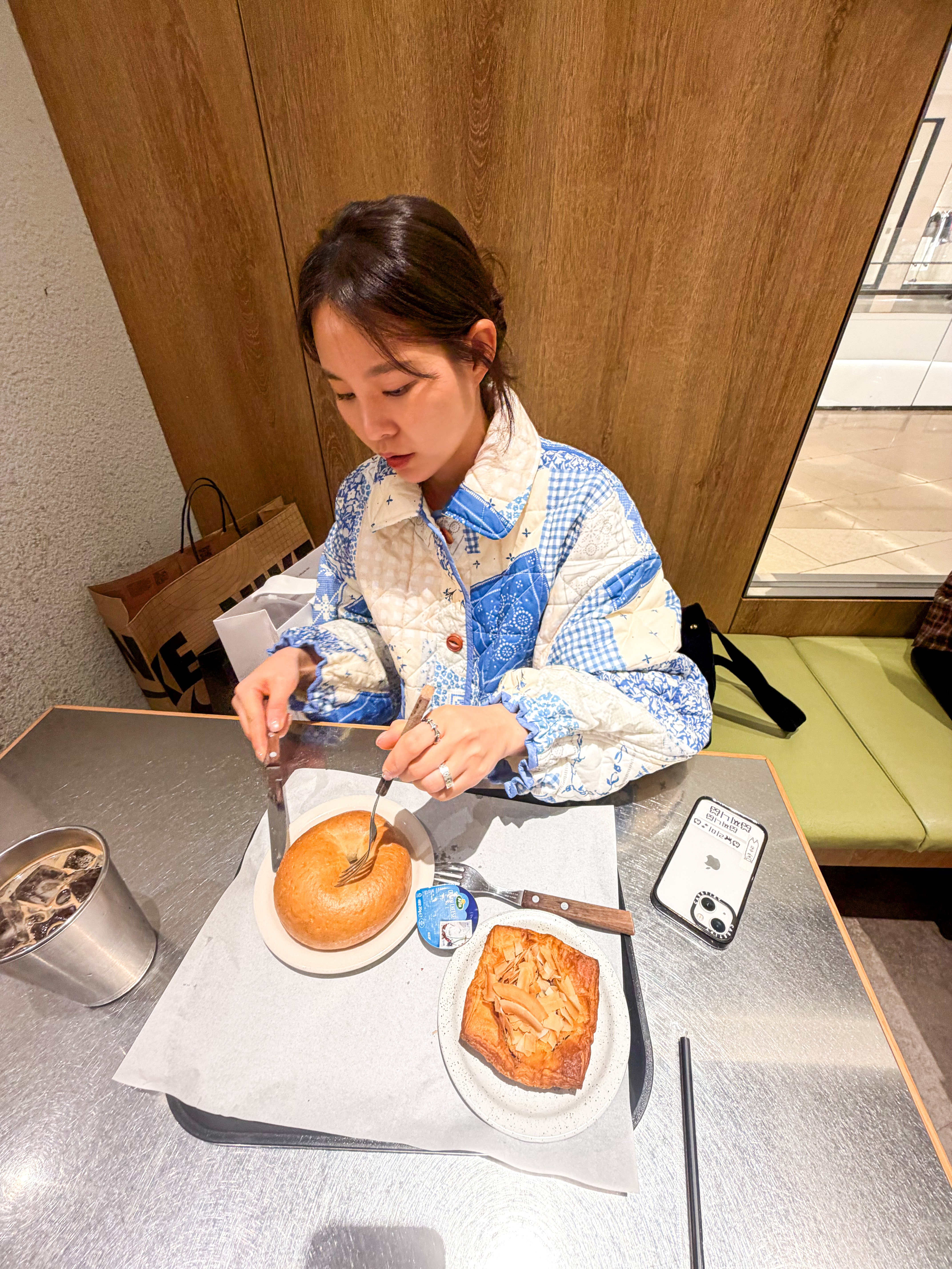 Vivienne Westwood Velvet Archive Medium Yasmine Hand Bag Black 착용 스타일 - 2