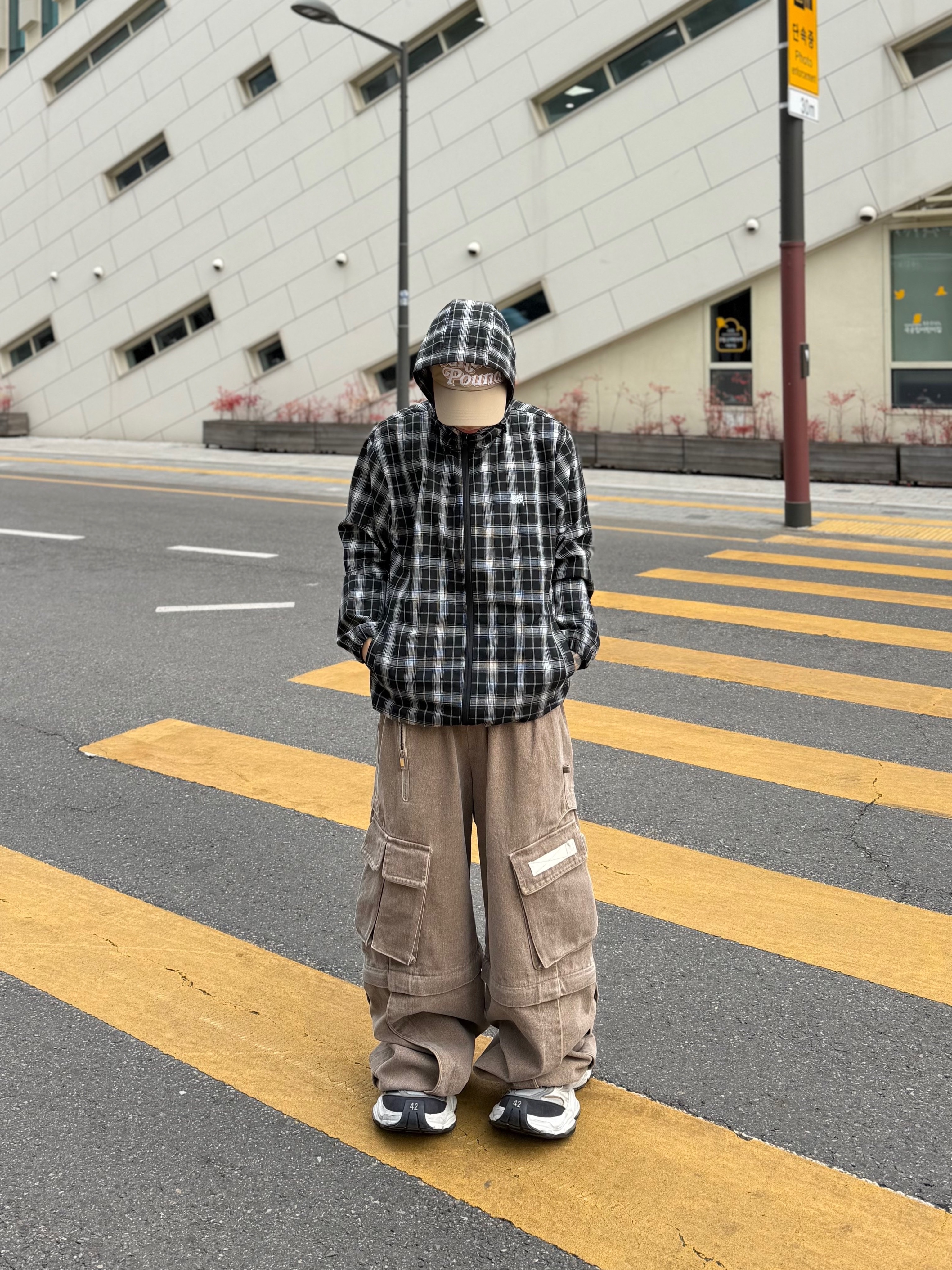 Balenciaga Cargo Sneakers White Grey 착용 스타일 - 7