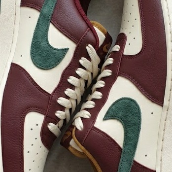 Nike Air Force 1 '07 LV8 Coconut Milk Dark Team Red 착용 스타일