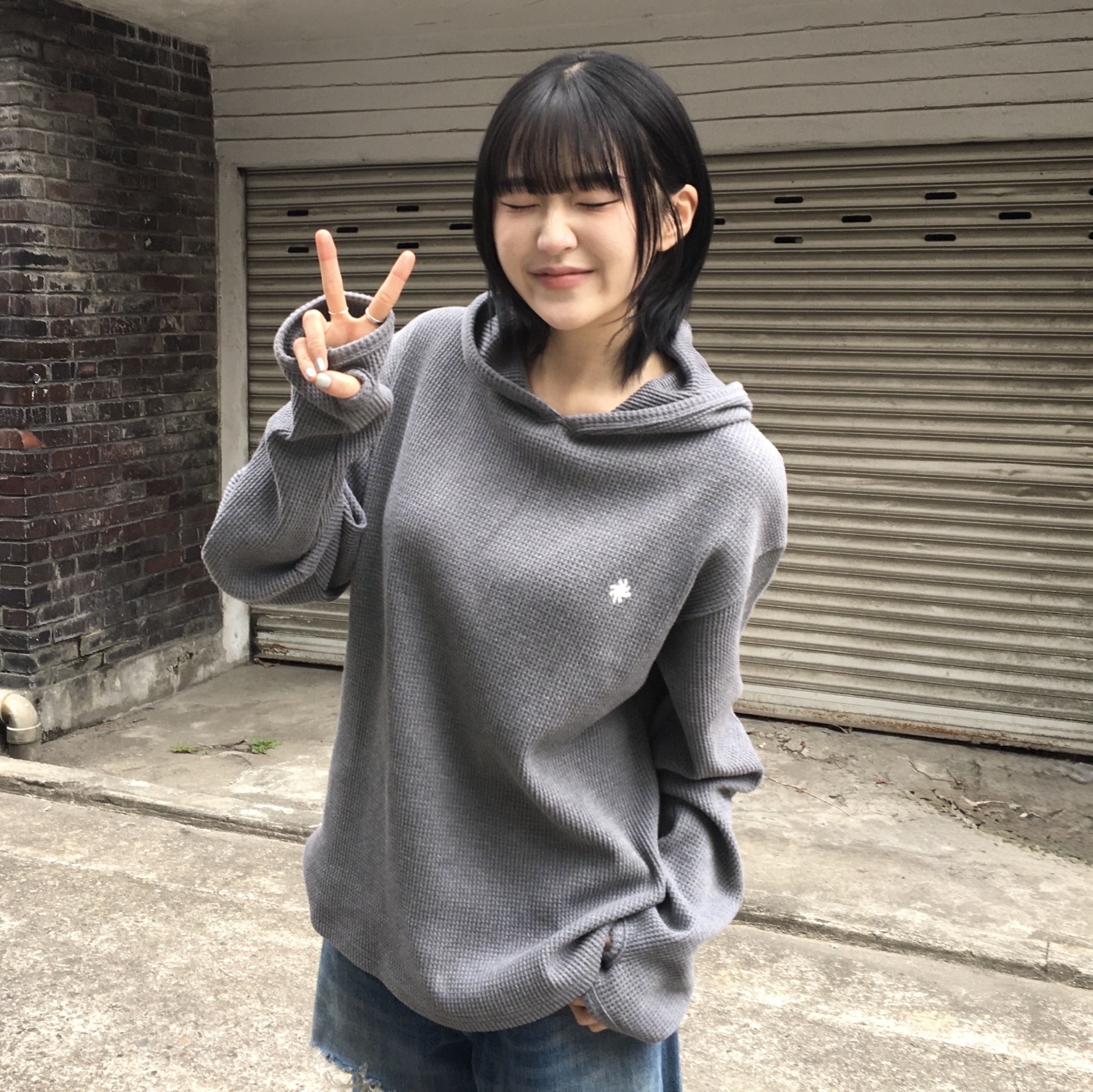 SLOW RECORD HOUSE Waffle Fingerhole Hood Blue Grey 착용 스타일 - 1