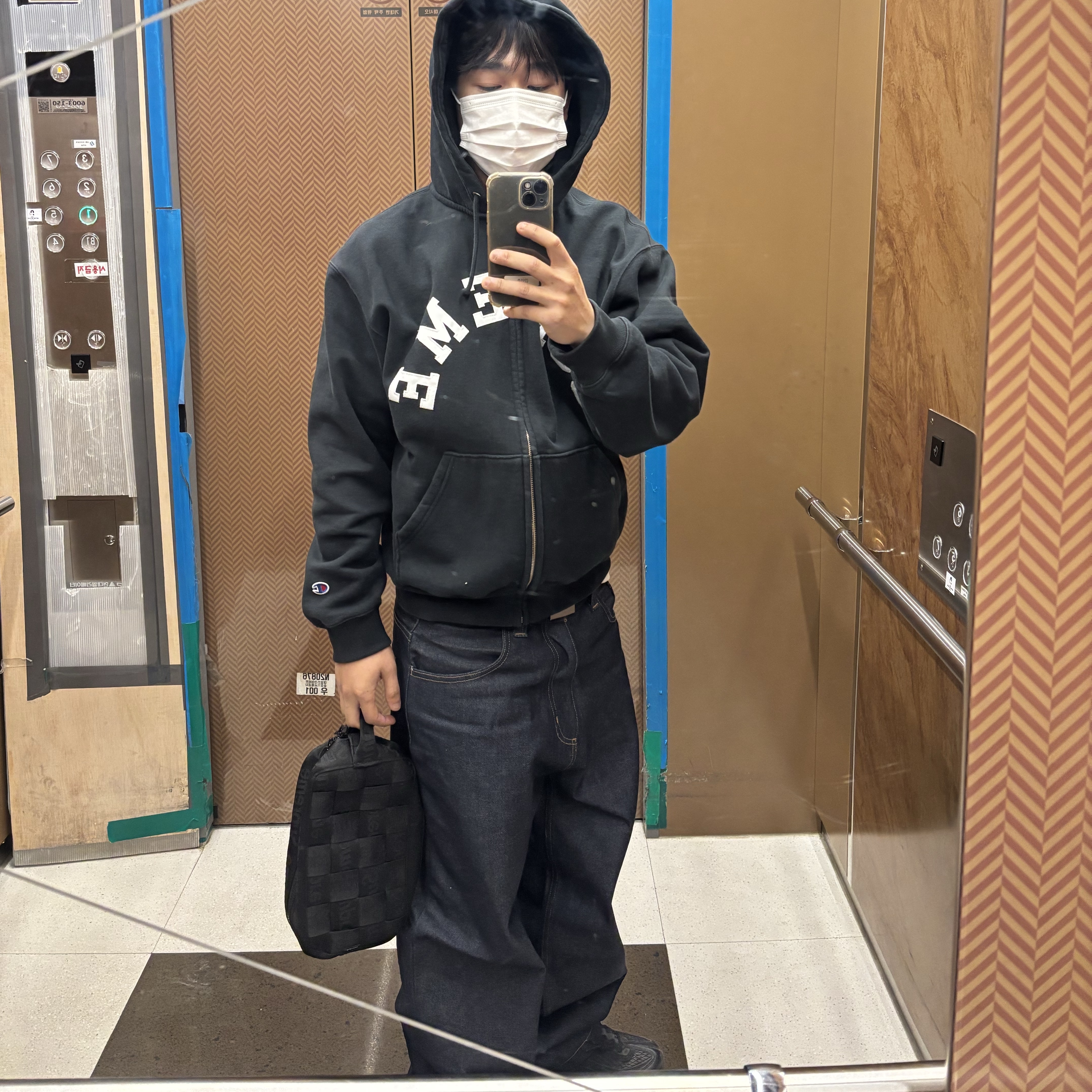 Supreme x Champion Zip Up Hooded Sweatshirt Black - 24SS, Supreme Woven Utility Bag Black - 24SS 착용 스타일