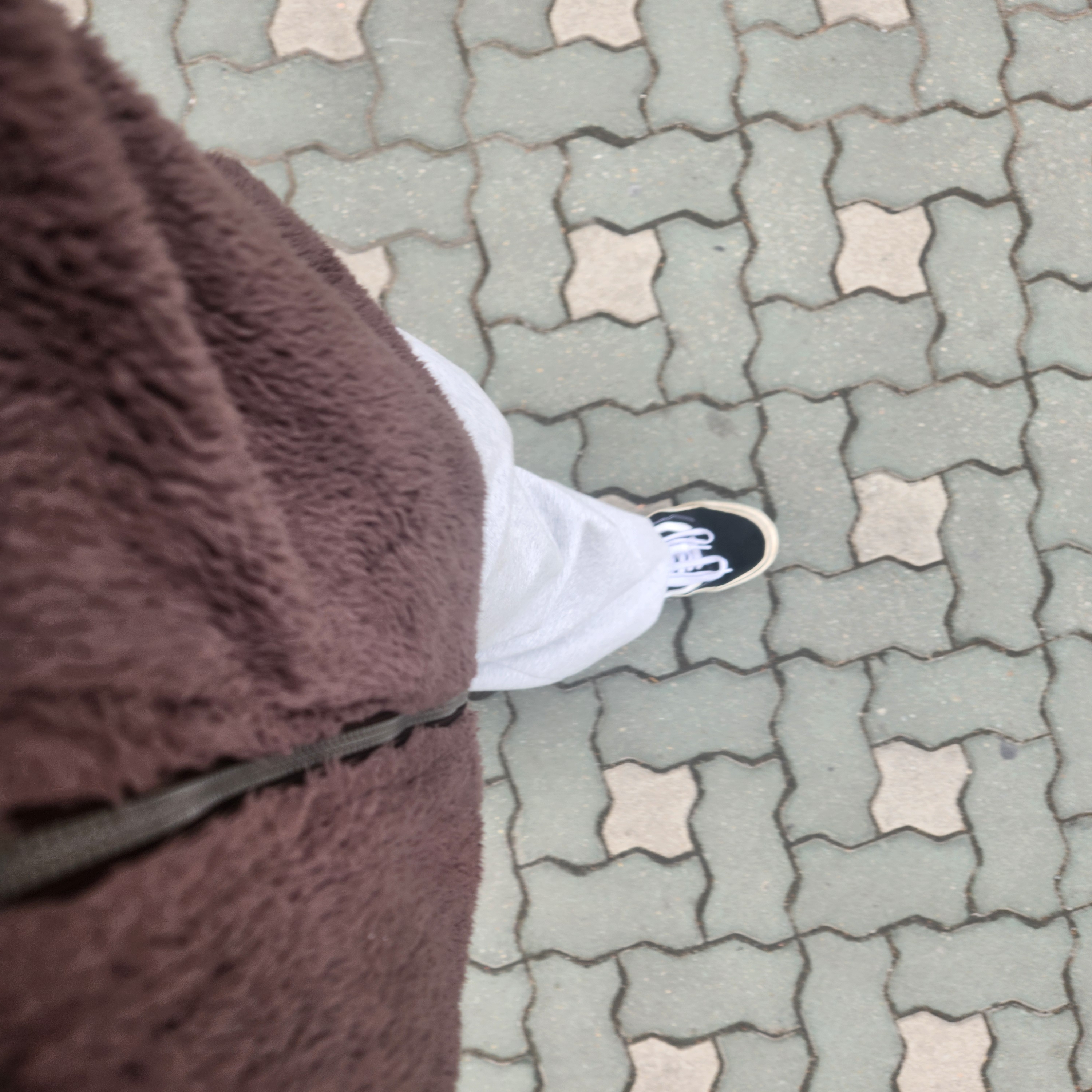 [KREAM 단독] runwhither 3inch Shorts Brown 착용 스타일