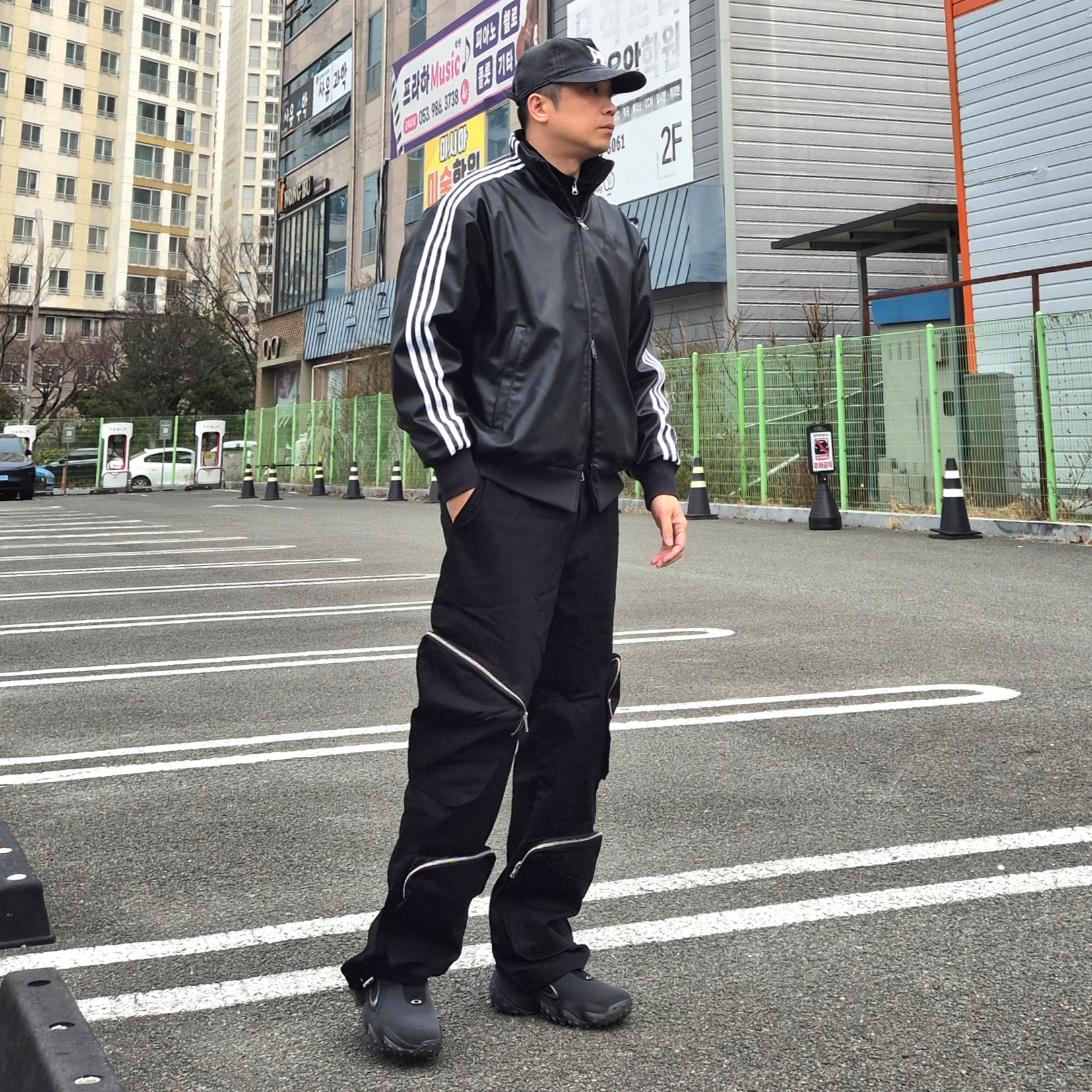 Oakley Edge Icon Blackout, Adidas Pleather 3S Track Top Black - KR Sizing 착용 스타일 - 2