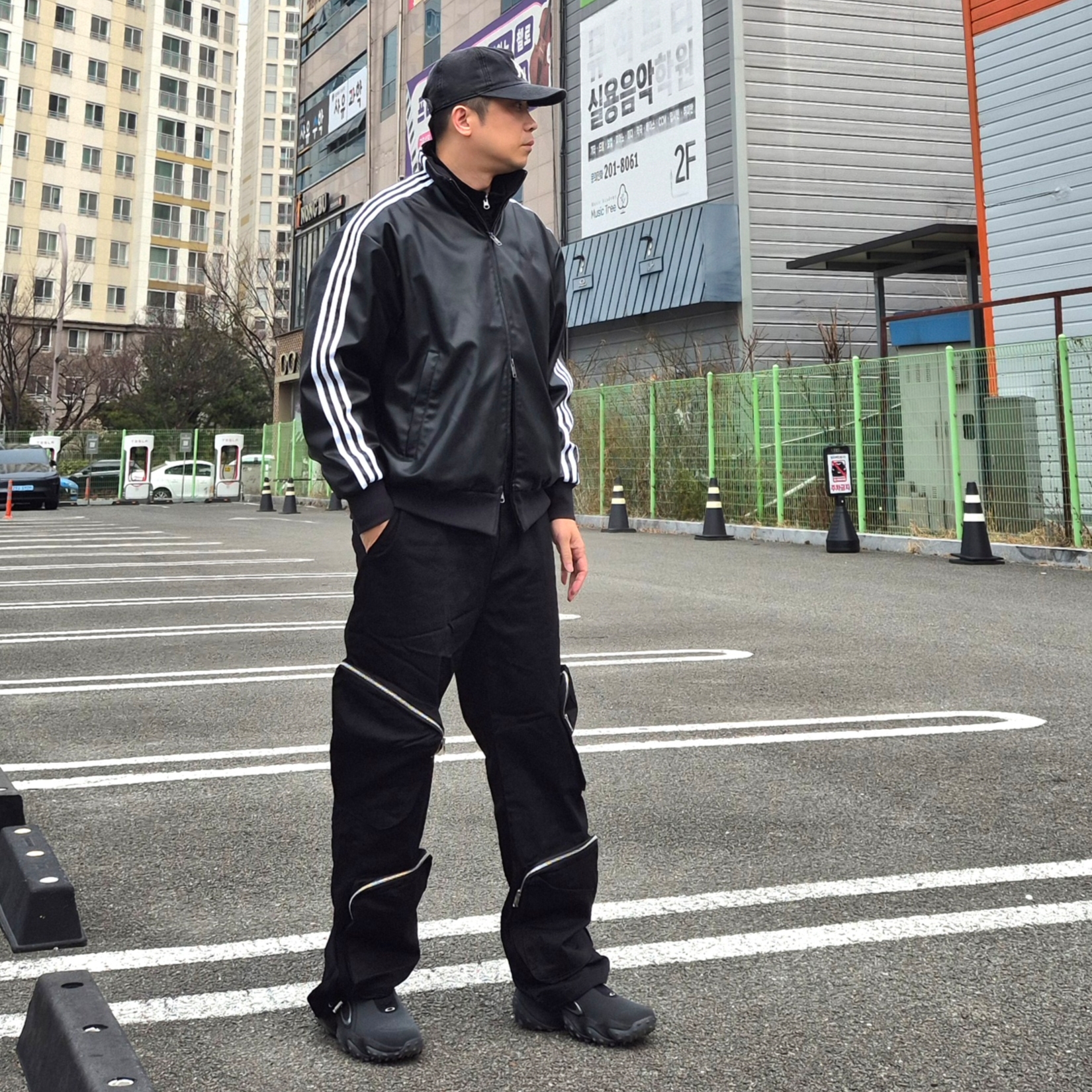 Oakley Edge Icon Blackout, Adidas Pleather 3S Track Top Black - KR Sizing 착용 스타일 - 1