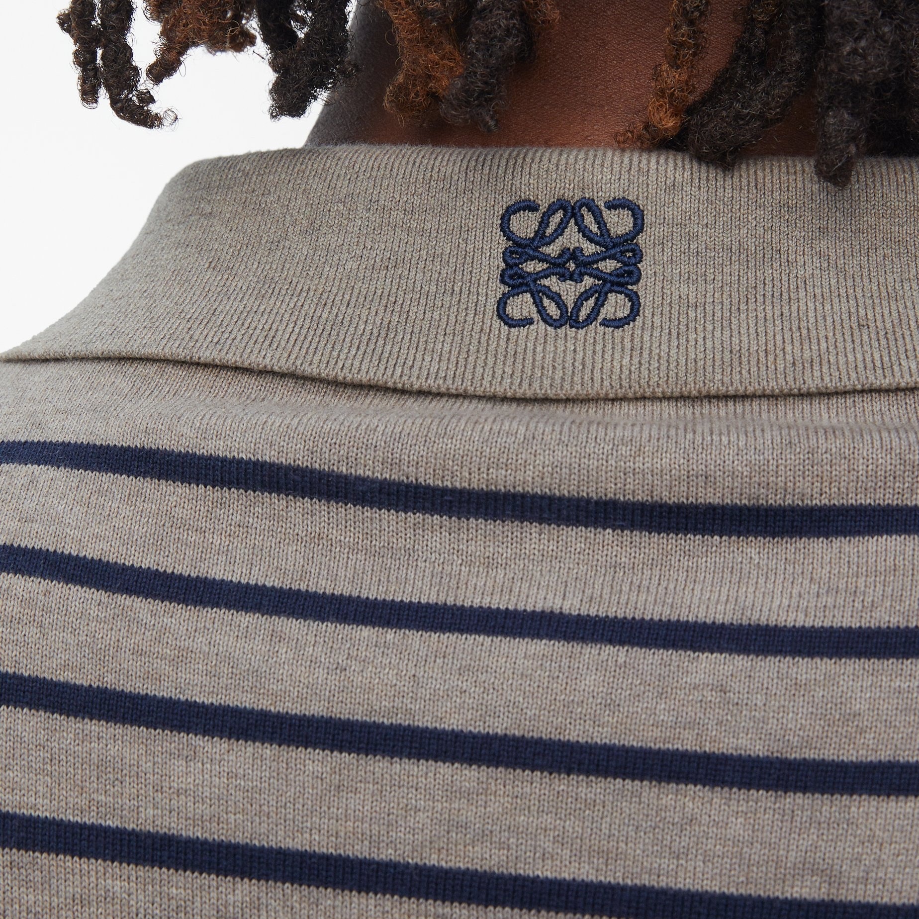 Loewe Striped Polo Sweater in Cotton Grey Navy Blue 착용 스타일 - 3