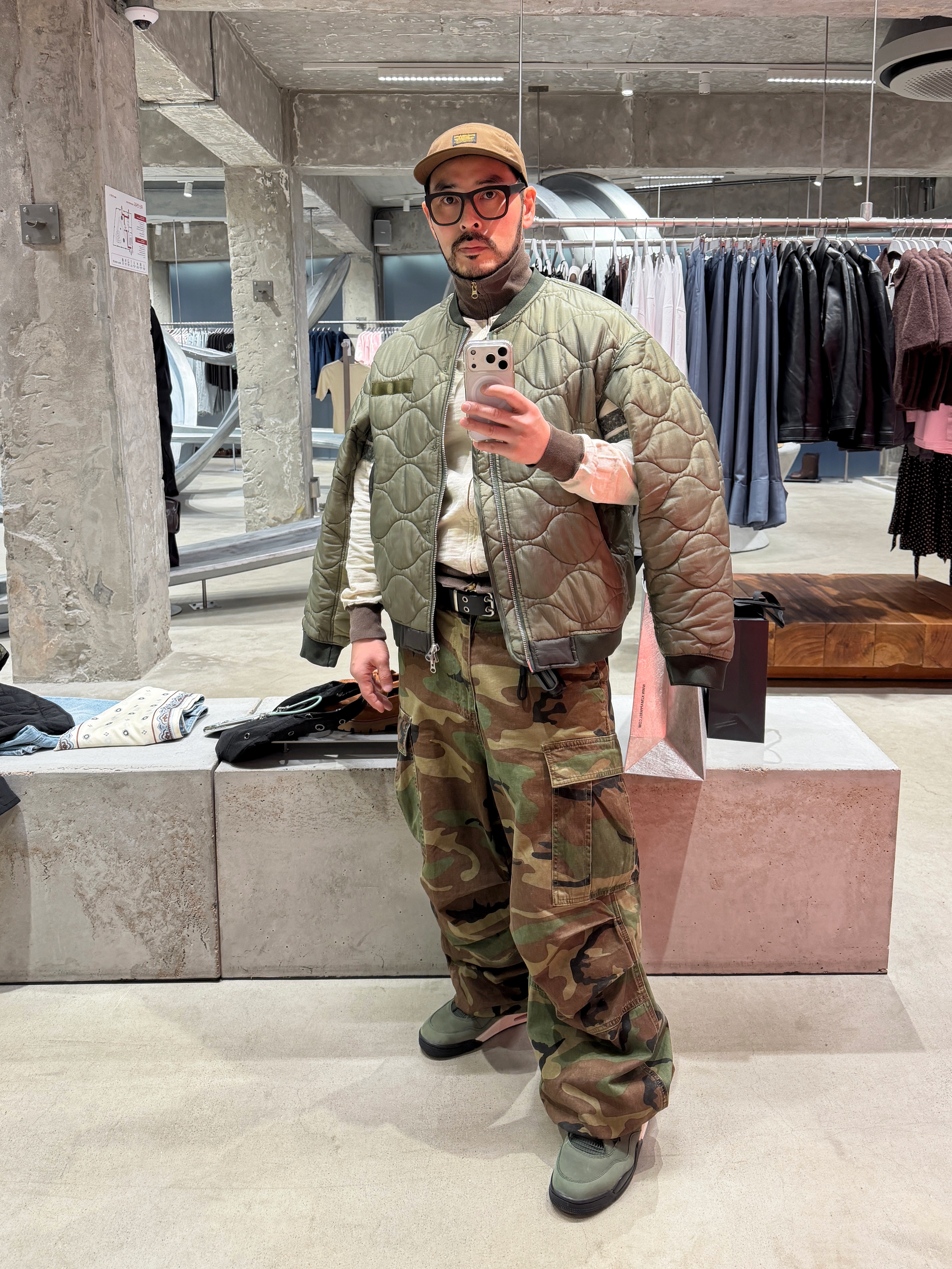 Jordan 4 x Undefeated Retro OG SP Deep Green and Clementine 착용 스타일 - 7