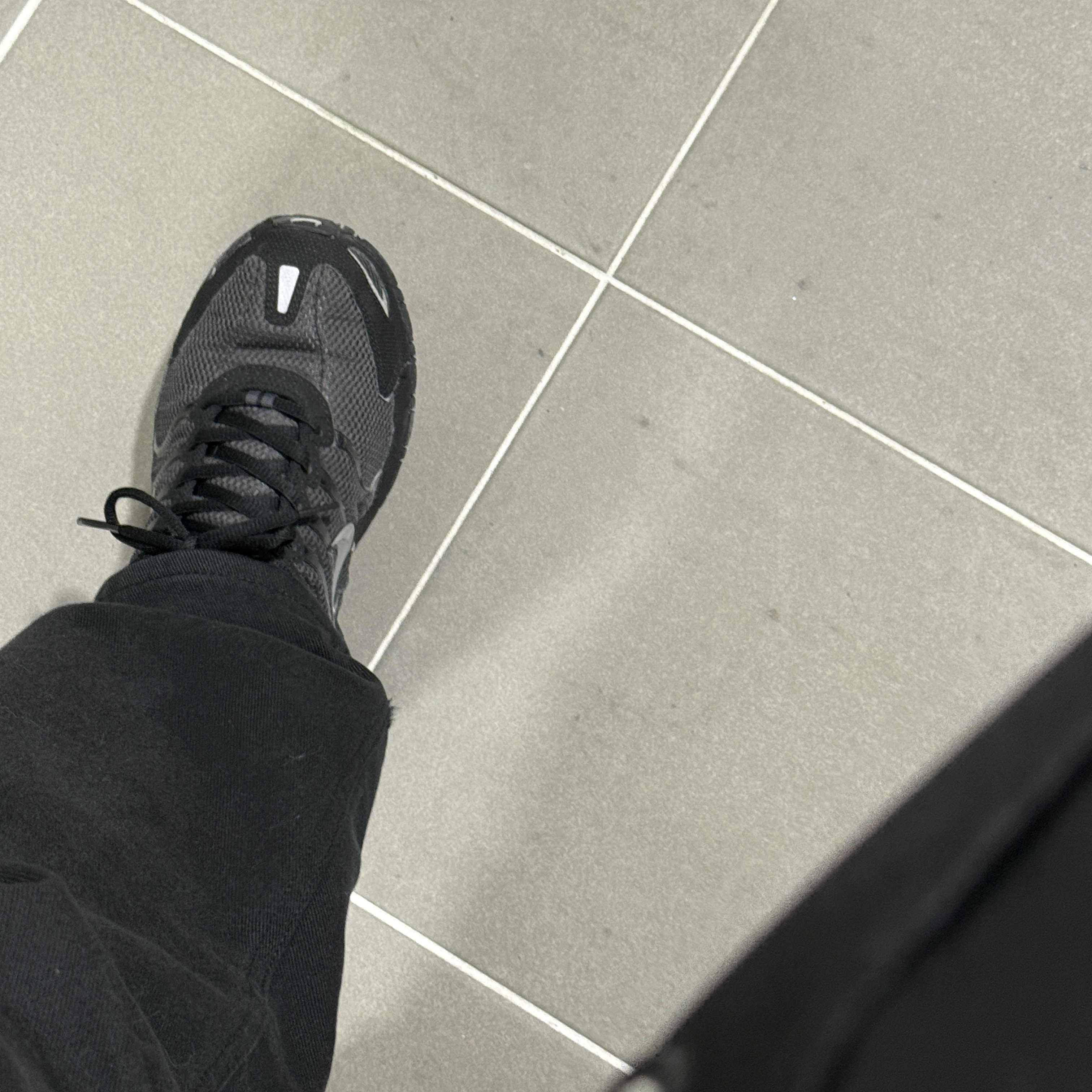 Nike Air Max Torch 4 Anthracite Metallic Silver 착용 스타일