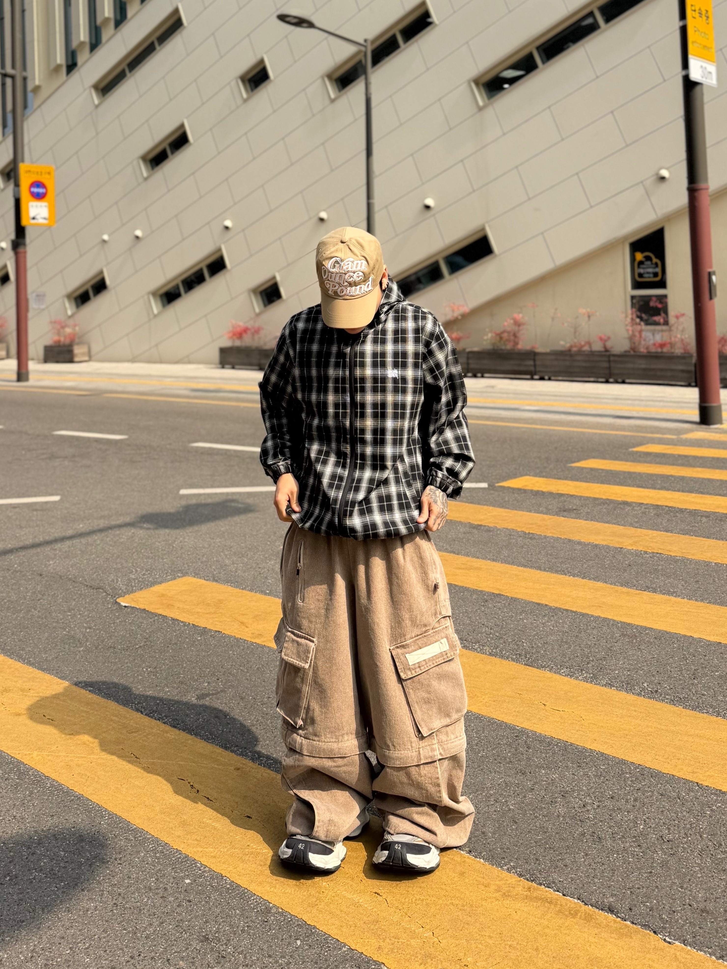 Balenciaga Cargo Sneakers White Grey 착용 스타일 - 1