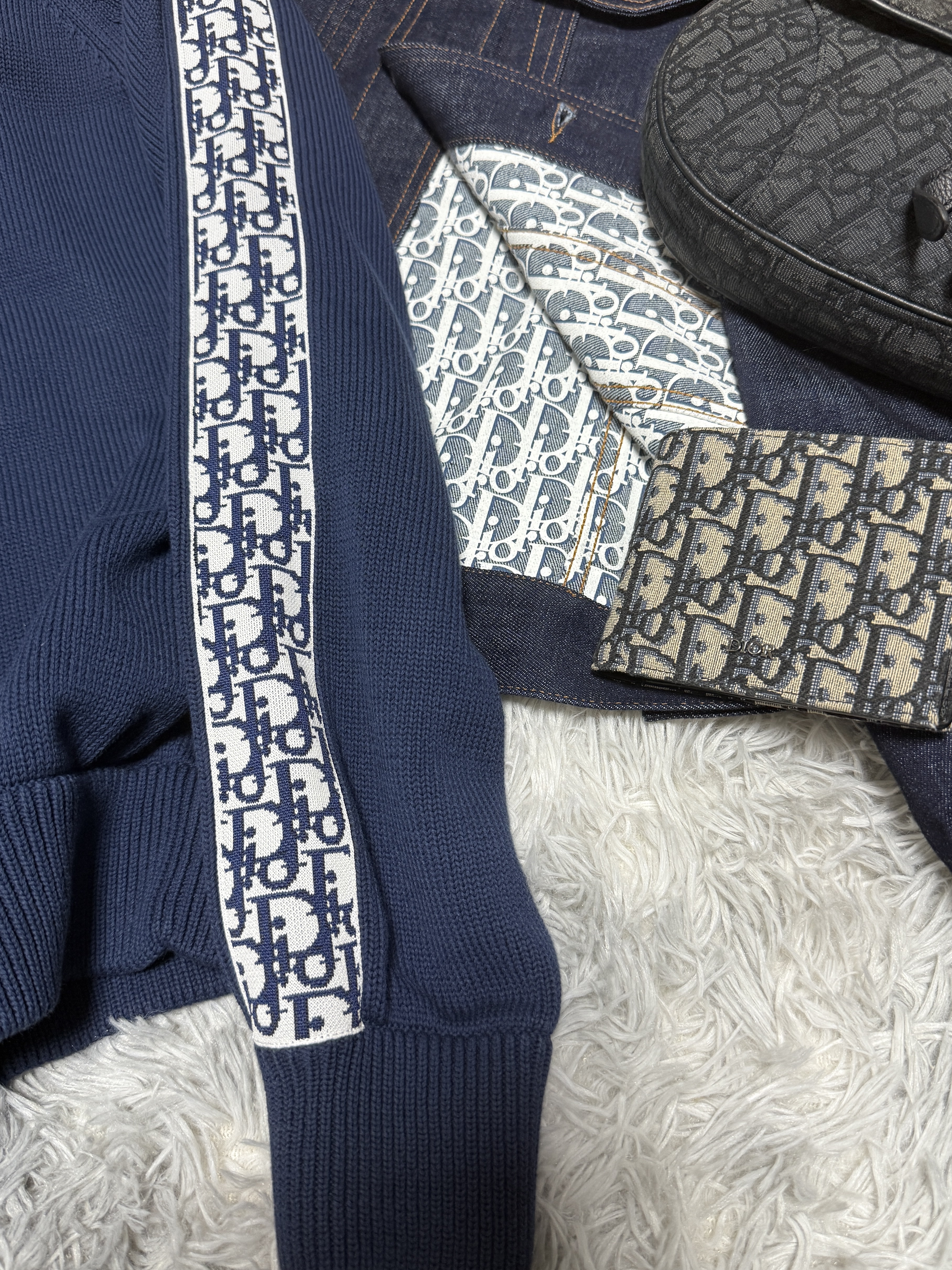 Dior Oblique Raw Cotton Denim Jacket Blue, Dior Sweater with Dior Oblique Inserts Cotton Jersey Deep Blue 착용 스타일