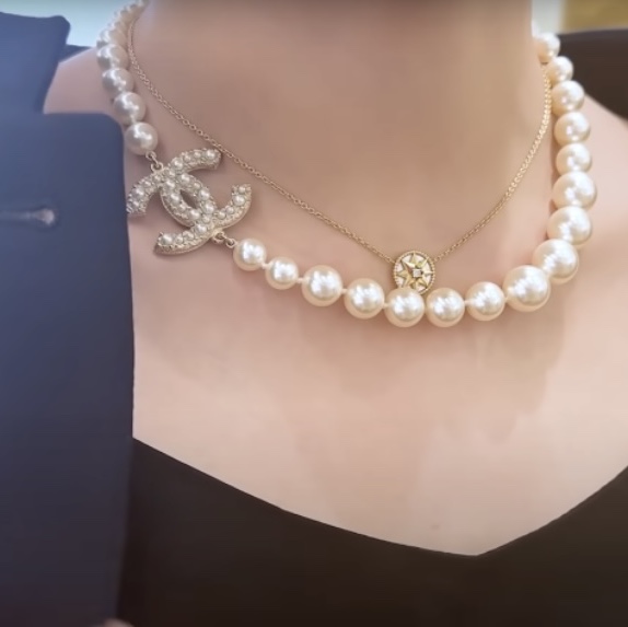 (W) Chanel Necklace Metal Glass Pearls Resin & Gold Pearly White Crystal 착용 스타일