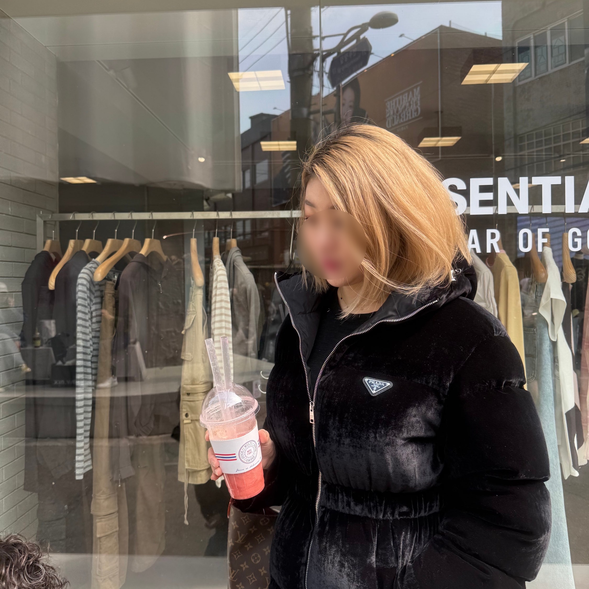 (W) Prada Velvet Down Jacket Black, Louis Vuitton All in BB Monogram 착용 스타일 - 1