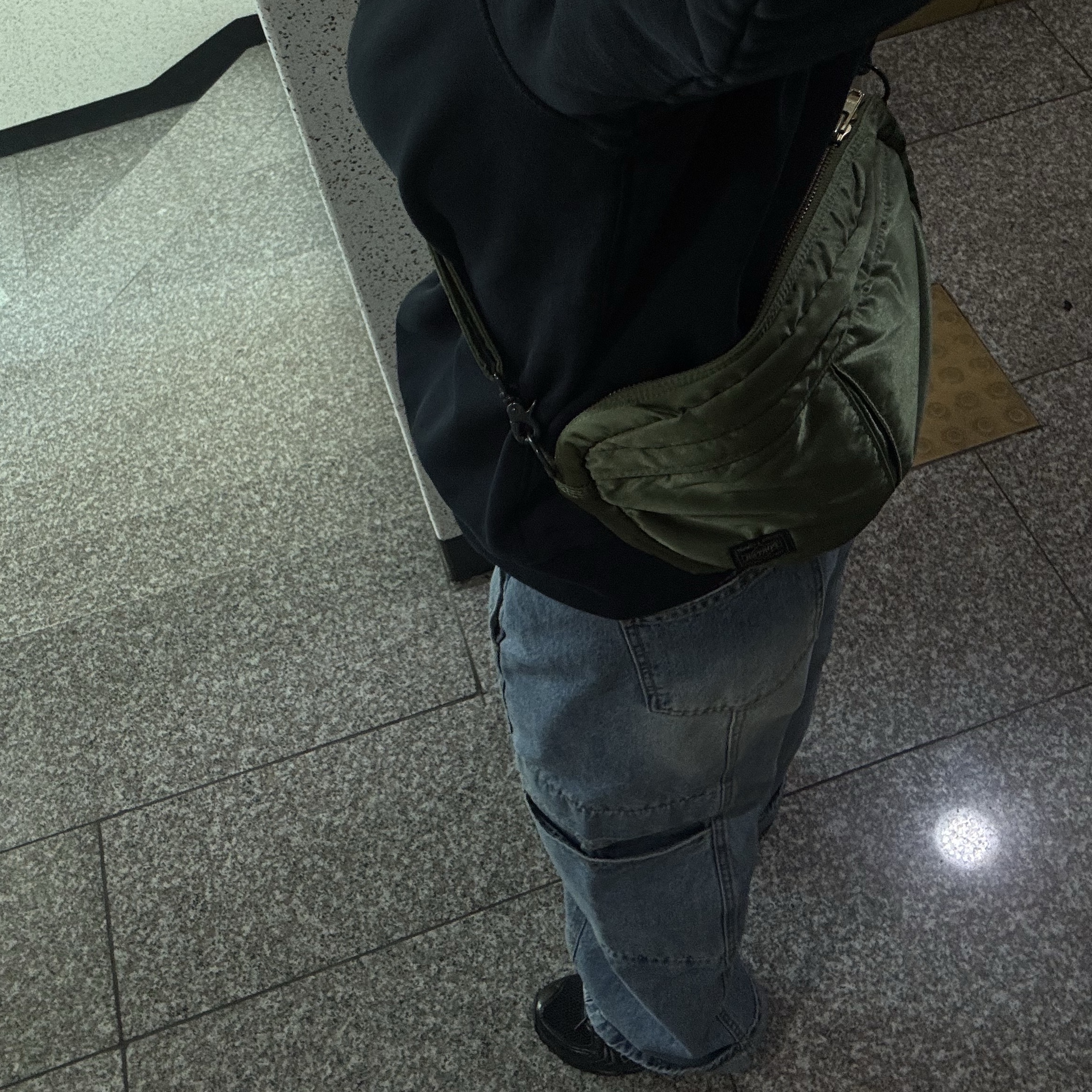 Porter Tanker Shoulder Bag Sage Green 착용 스타일 - 1