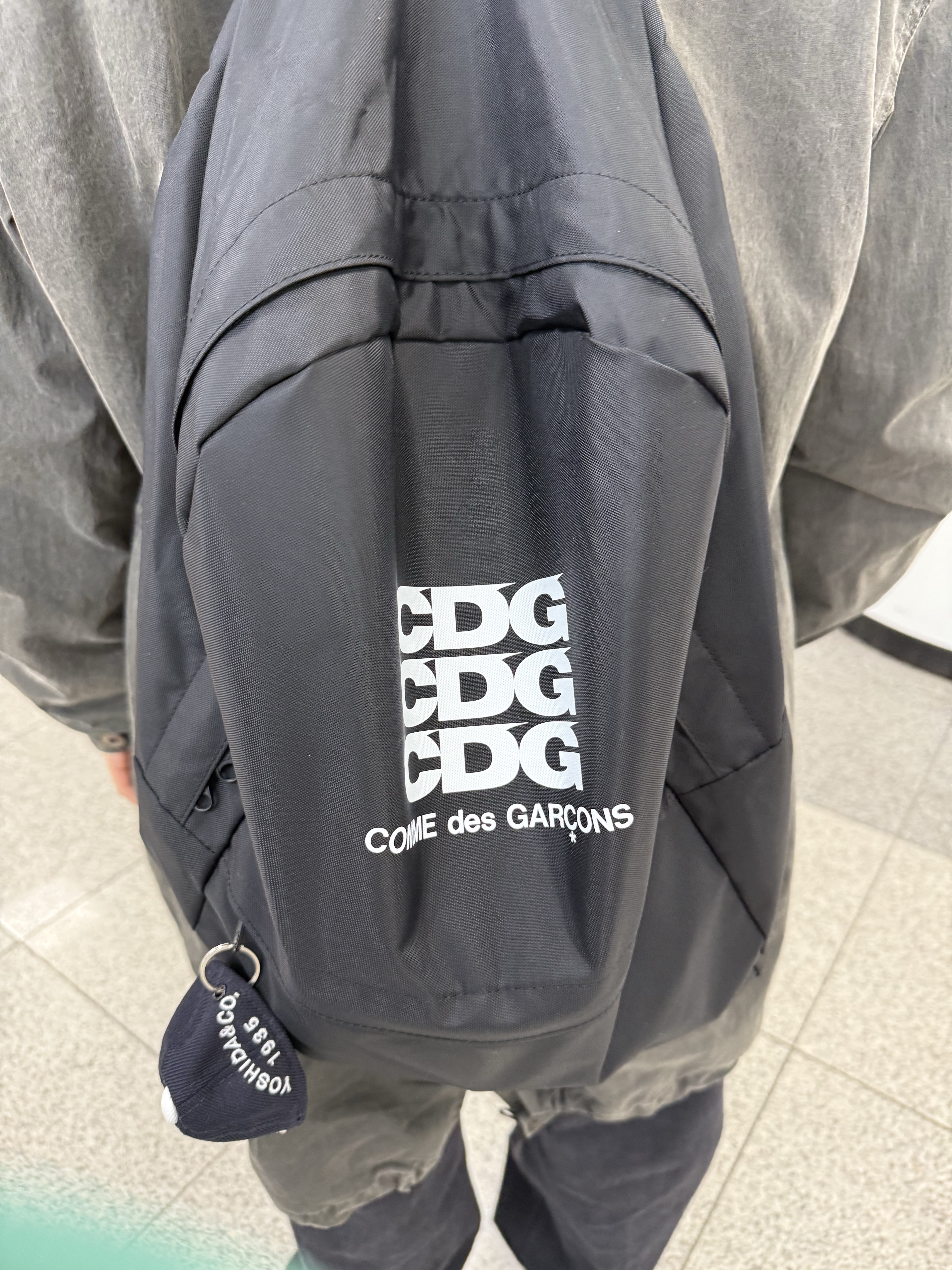 CDG Backpack Black 착용 스타일