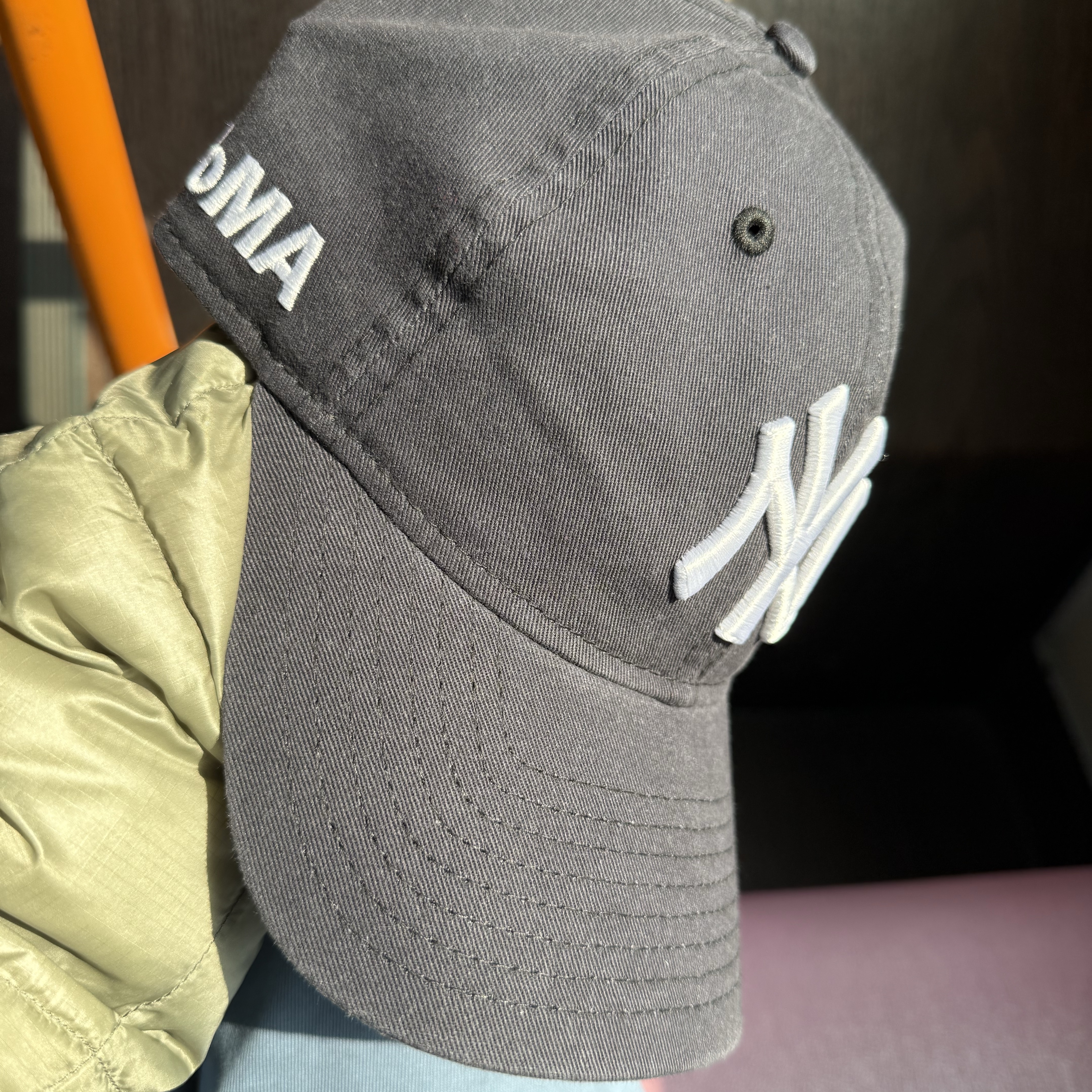 New Era x MoMA New York Yankees Cap Navy 착용 스타일