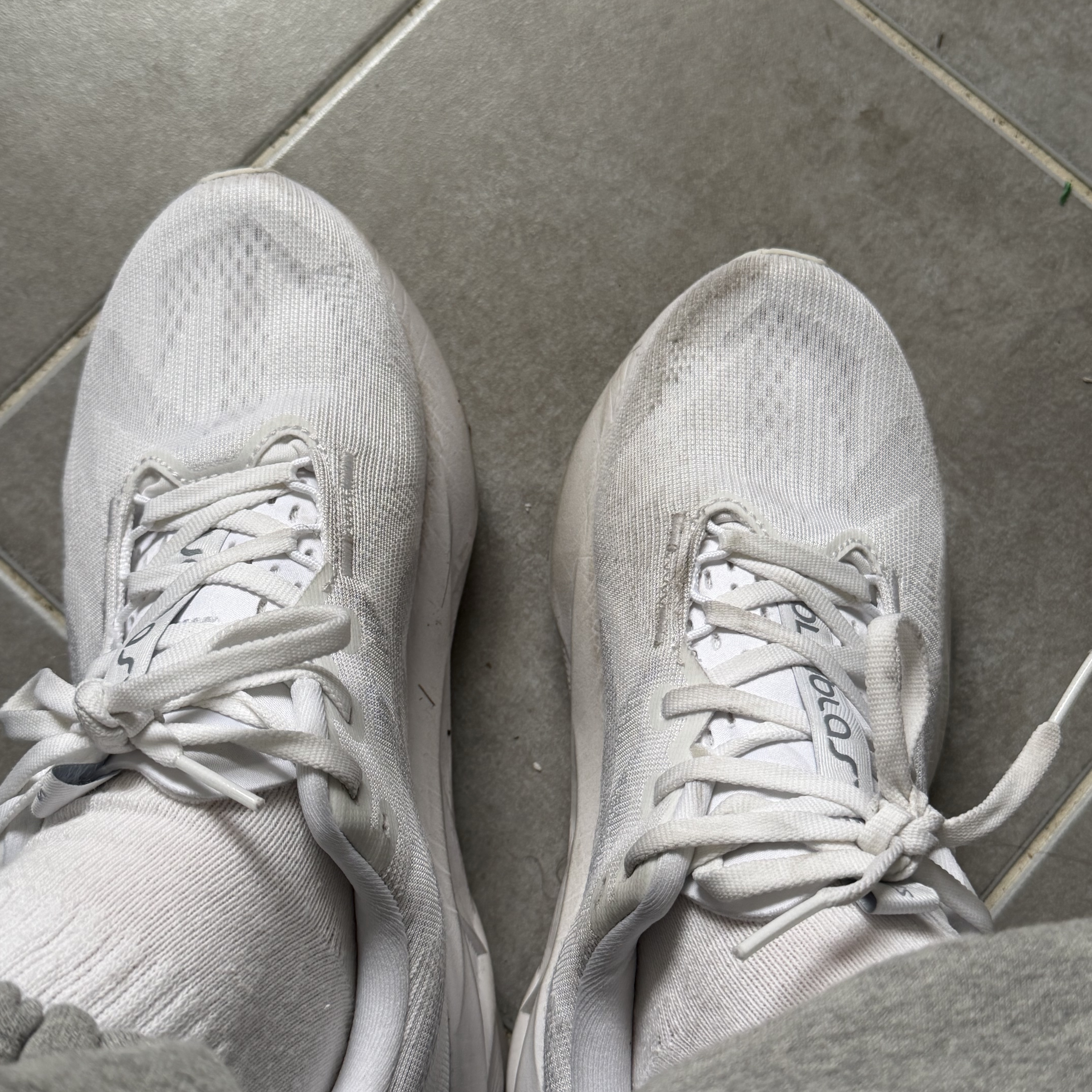 Asics Novablast 5 White Piedmont Grey 착용 스타일 - 1