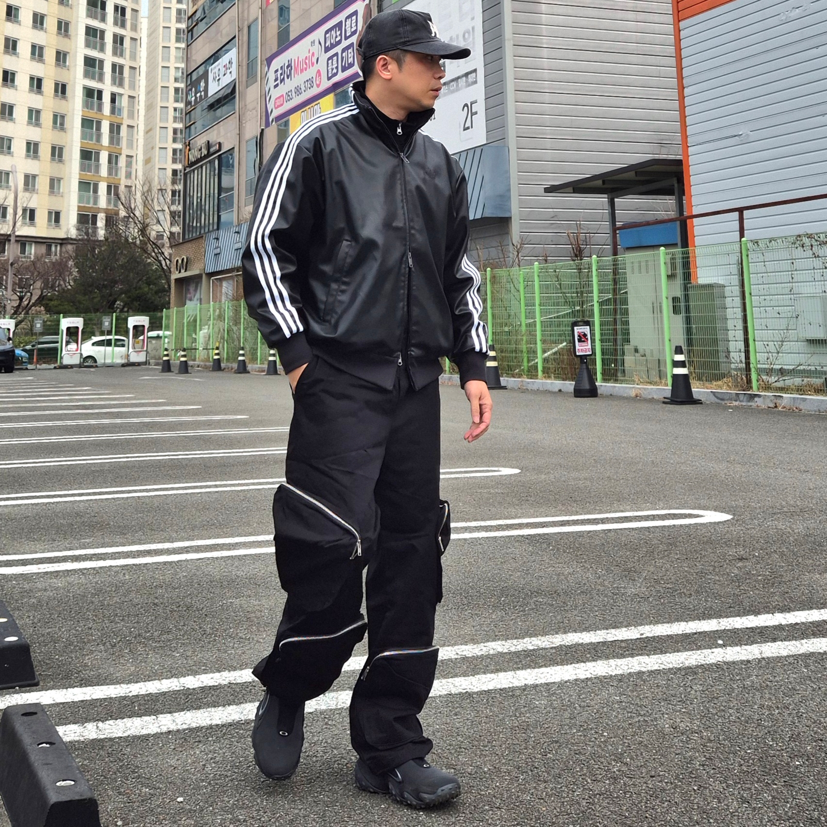 Oakley Edge Icon Blackout, Adidas Pleather 3S Track Top Black - KR Sizing 착용 스타일 - 4