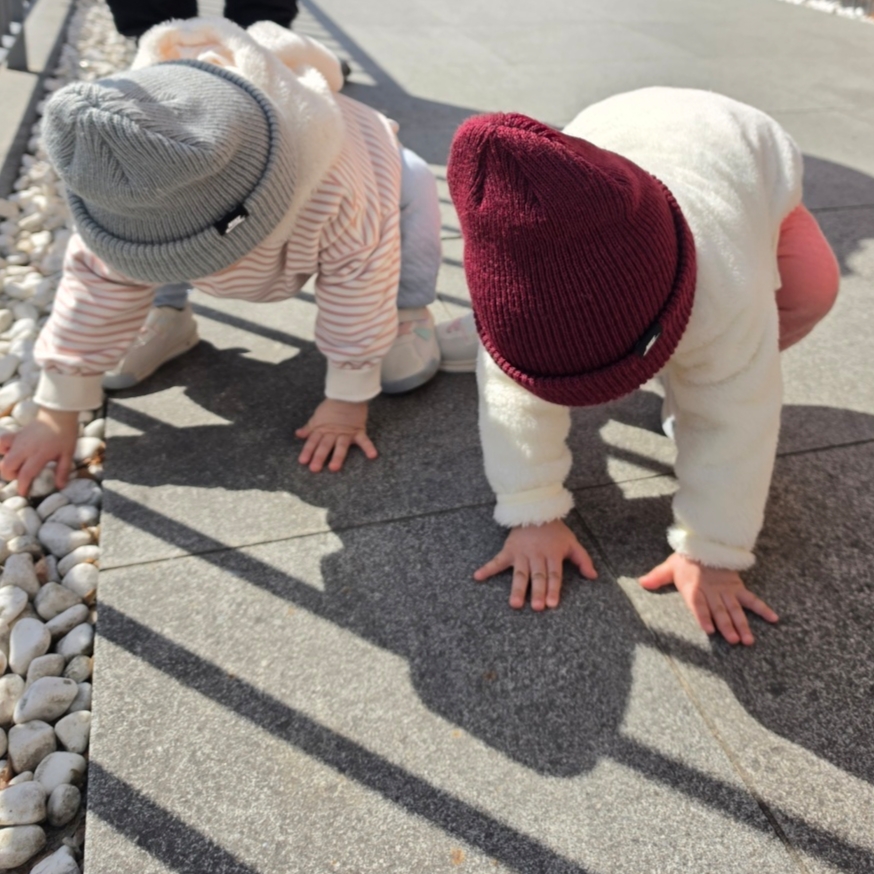 Nike SB Fisherman Beanie Dark Grey Heather, Nike NSW Fisherman Beanie Dark Beetroot 착용 스타일