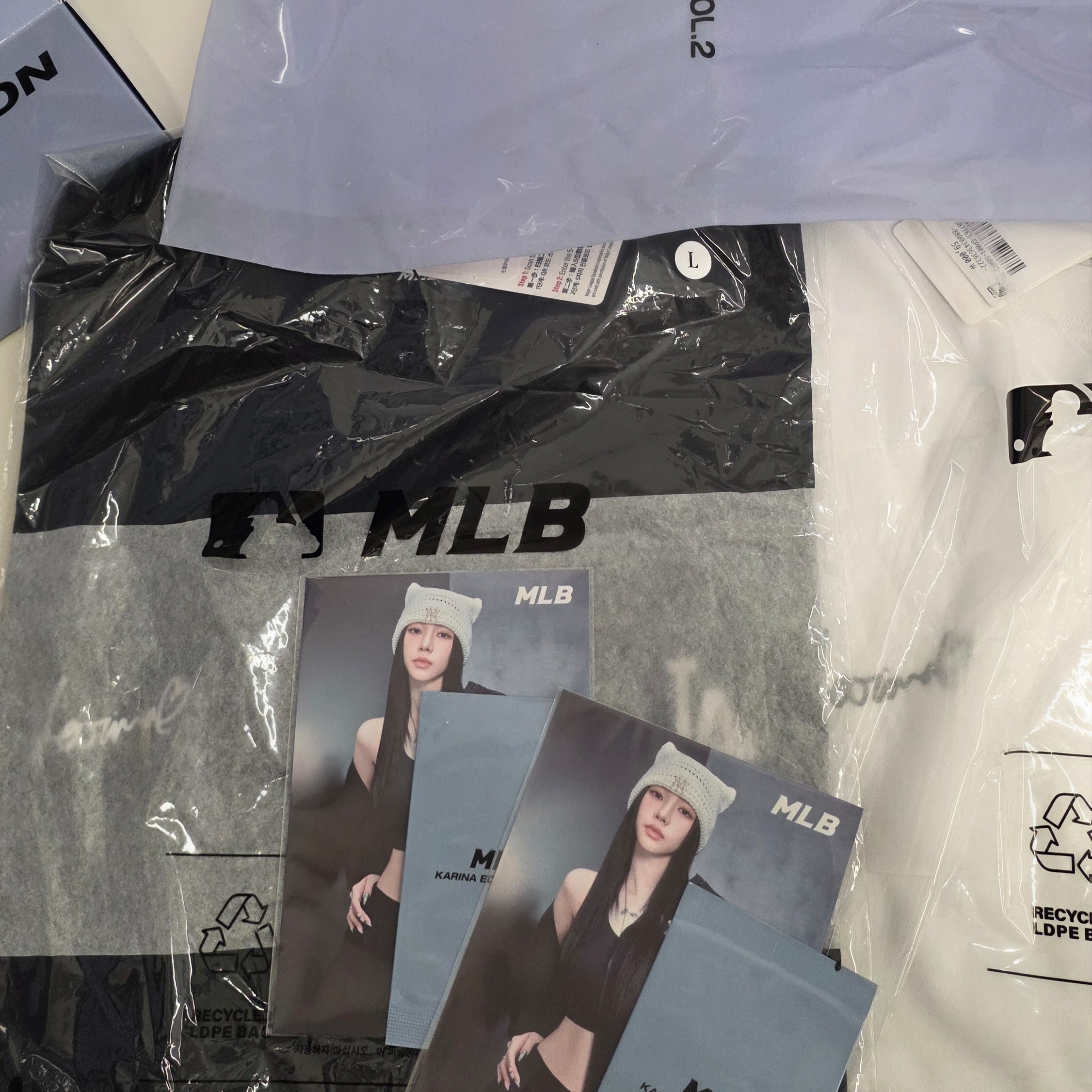 MLB x Karina Semi Over Fit T-Shirt White, MLB x Karina Semi Over Fit T-Shirt Black 착용 스타일