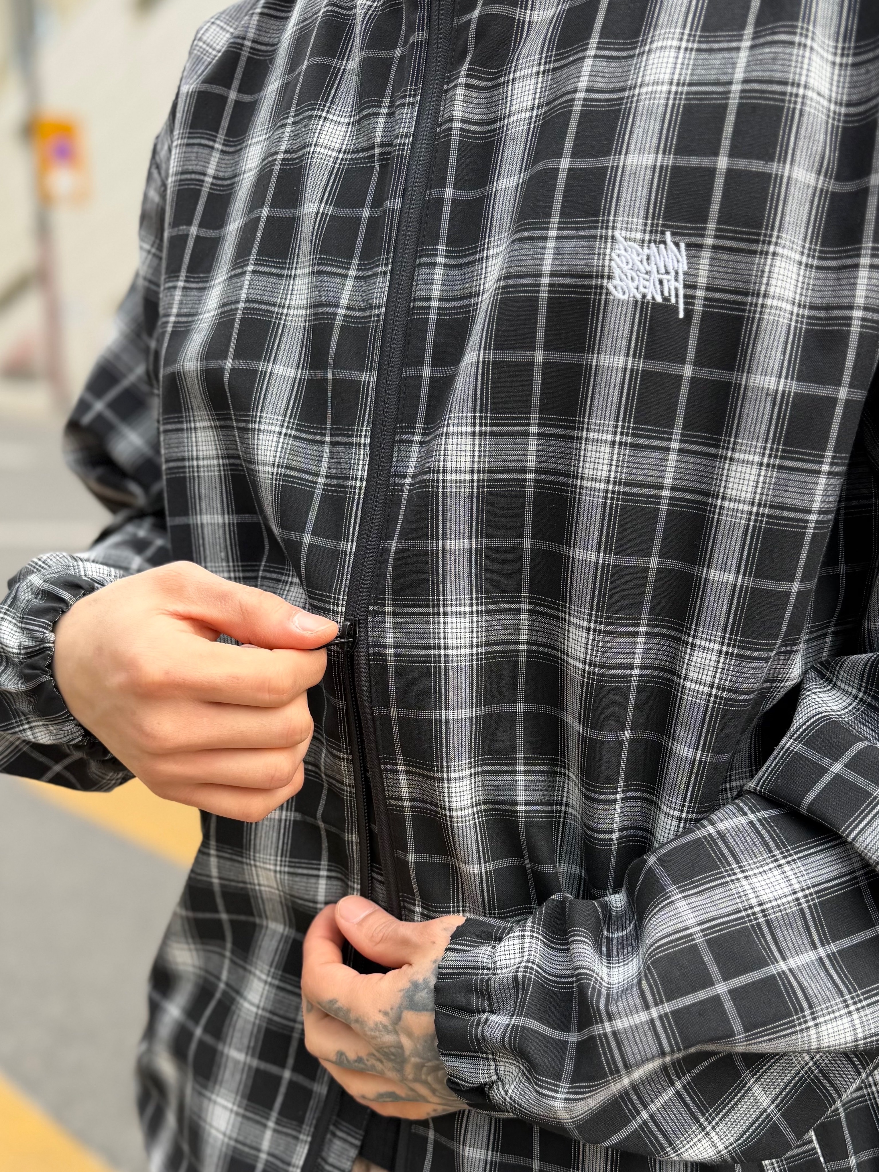 Balenciaga Cargo Sneakers White Grey 착용 스타일 - 9