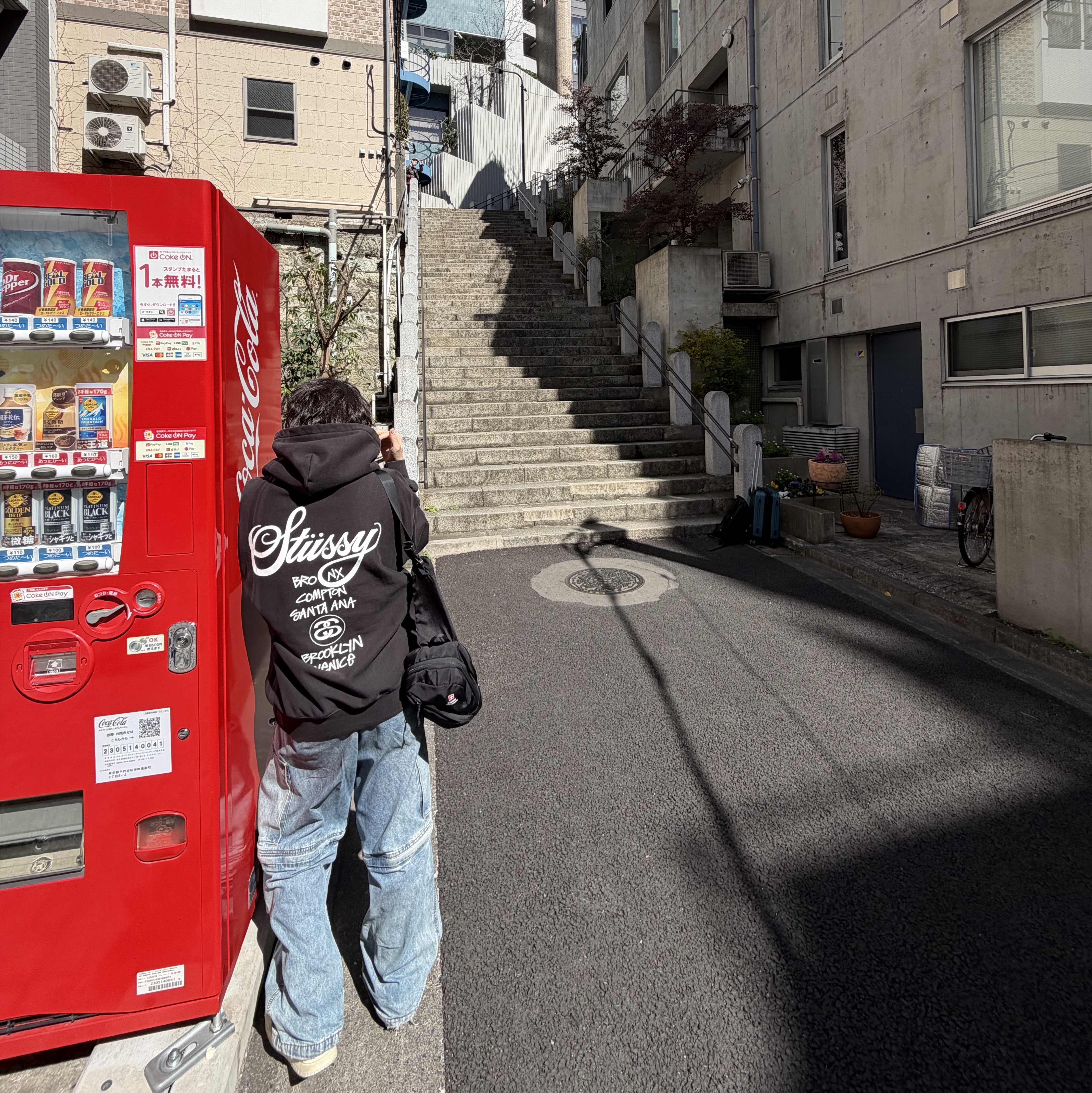 Stussy World Tour Hoodie Black, GU x Undercover Denim Convertible Wide Cargo Pants Blue 착용 스타일 - 1