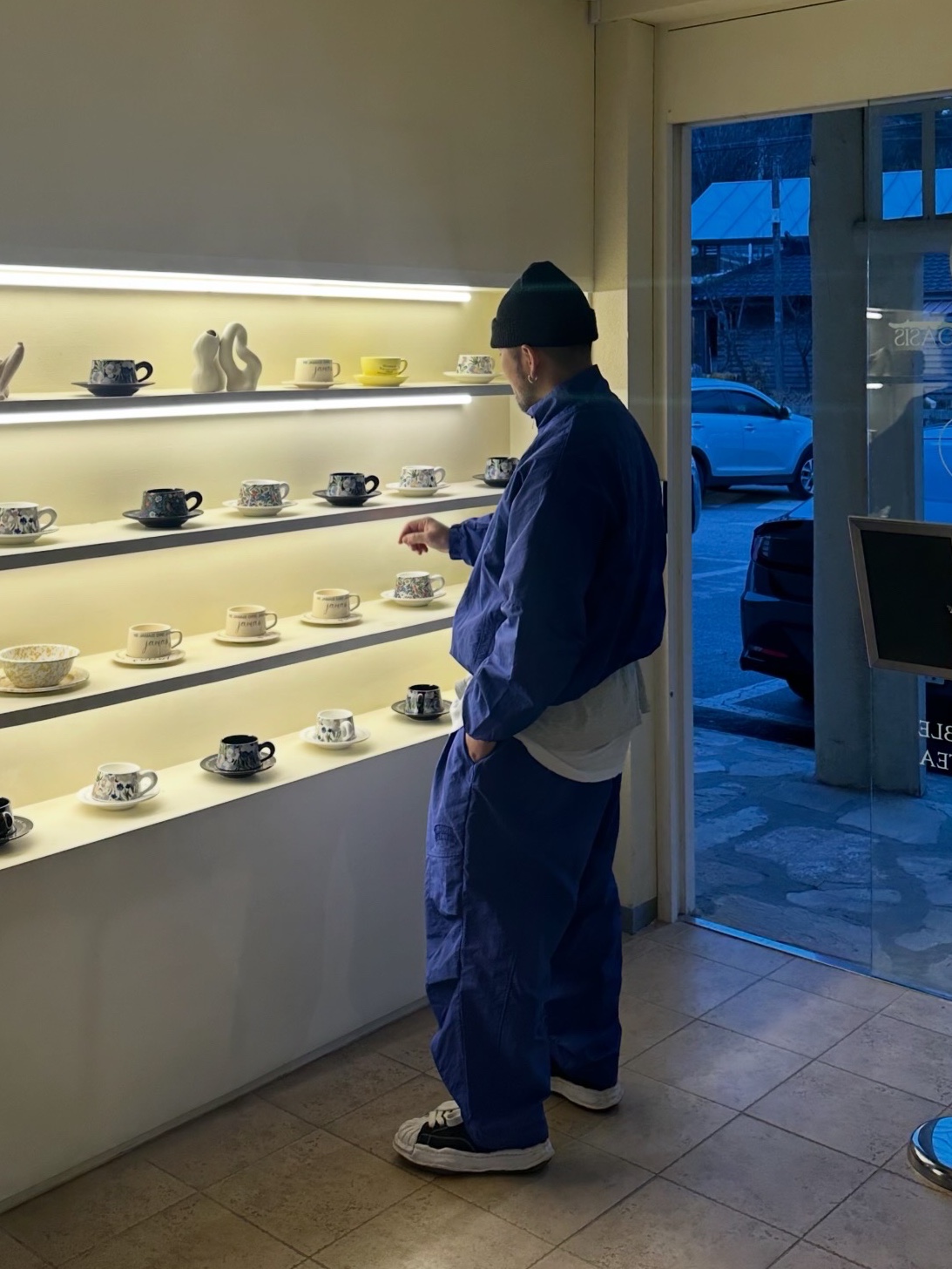 Maison Mihara Yasuhiro Blakey OG Sole Canvas Low-top Sneakers Black White, Yeezy x Gosha Rubchinskiy YZY Black Dogs T-Shirt Heather Grey 착용 스타일 - 1