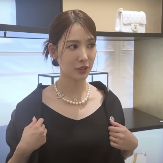 (W) Chanel Necklace Metal Glass Pearls Resin & Gold Pearly White Crystal 착용 스타일