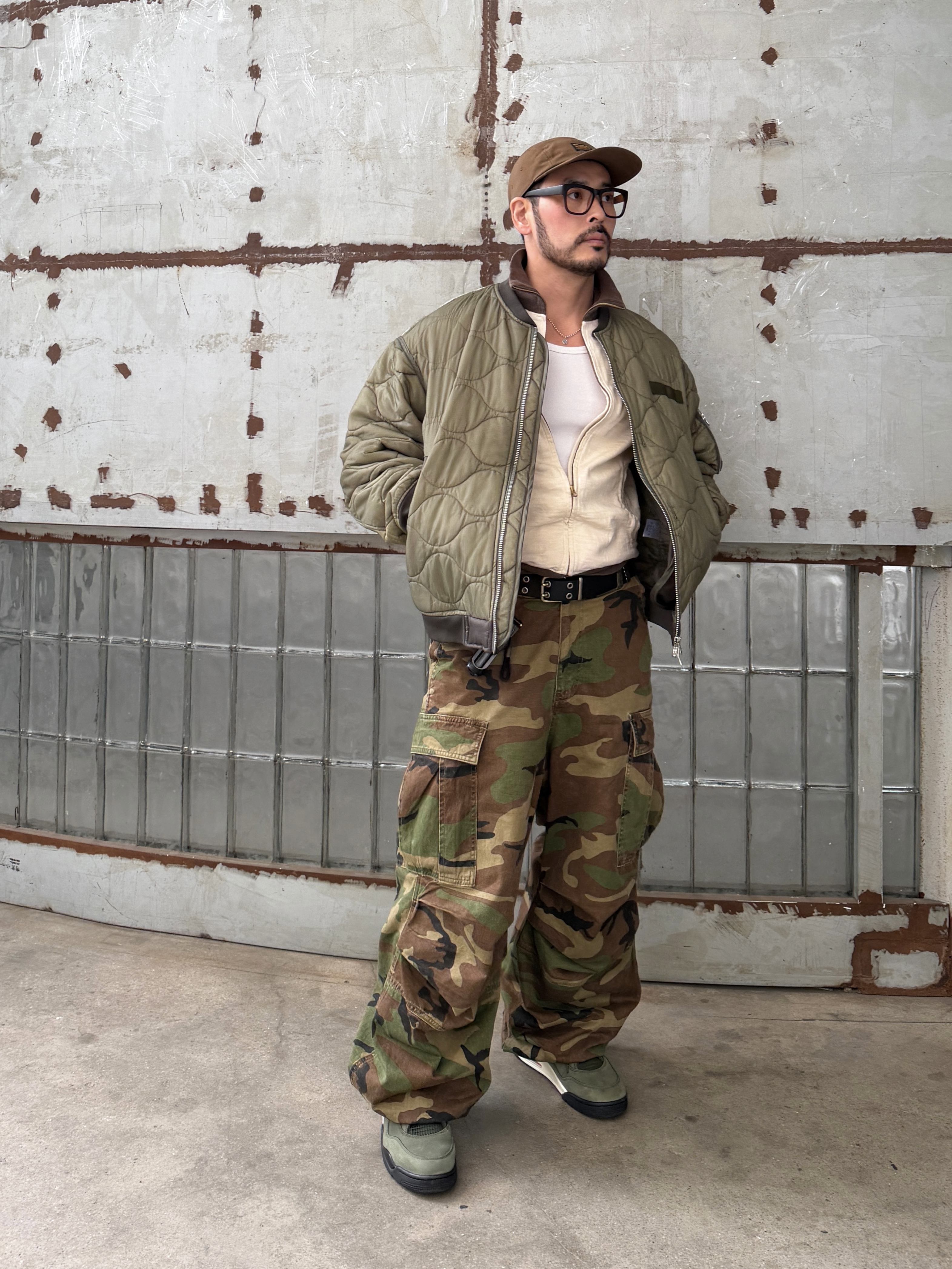 Jordan 4 x Undefeated Retro OG SP Deep Green and Clementine 착용 스타일 - 3