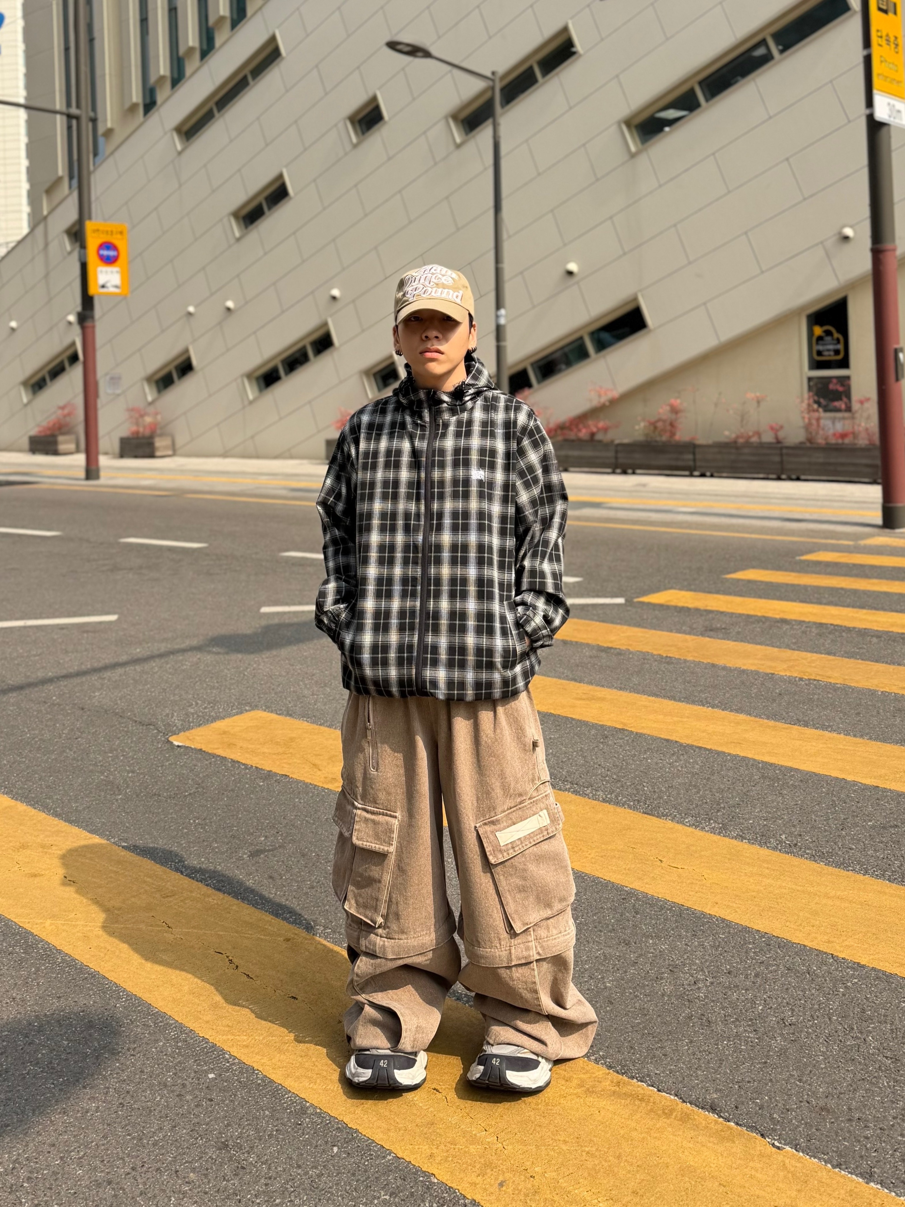 Balenciaga Cargo Sneakers White Grey 착용 스타일 - 2