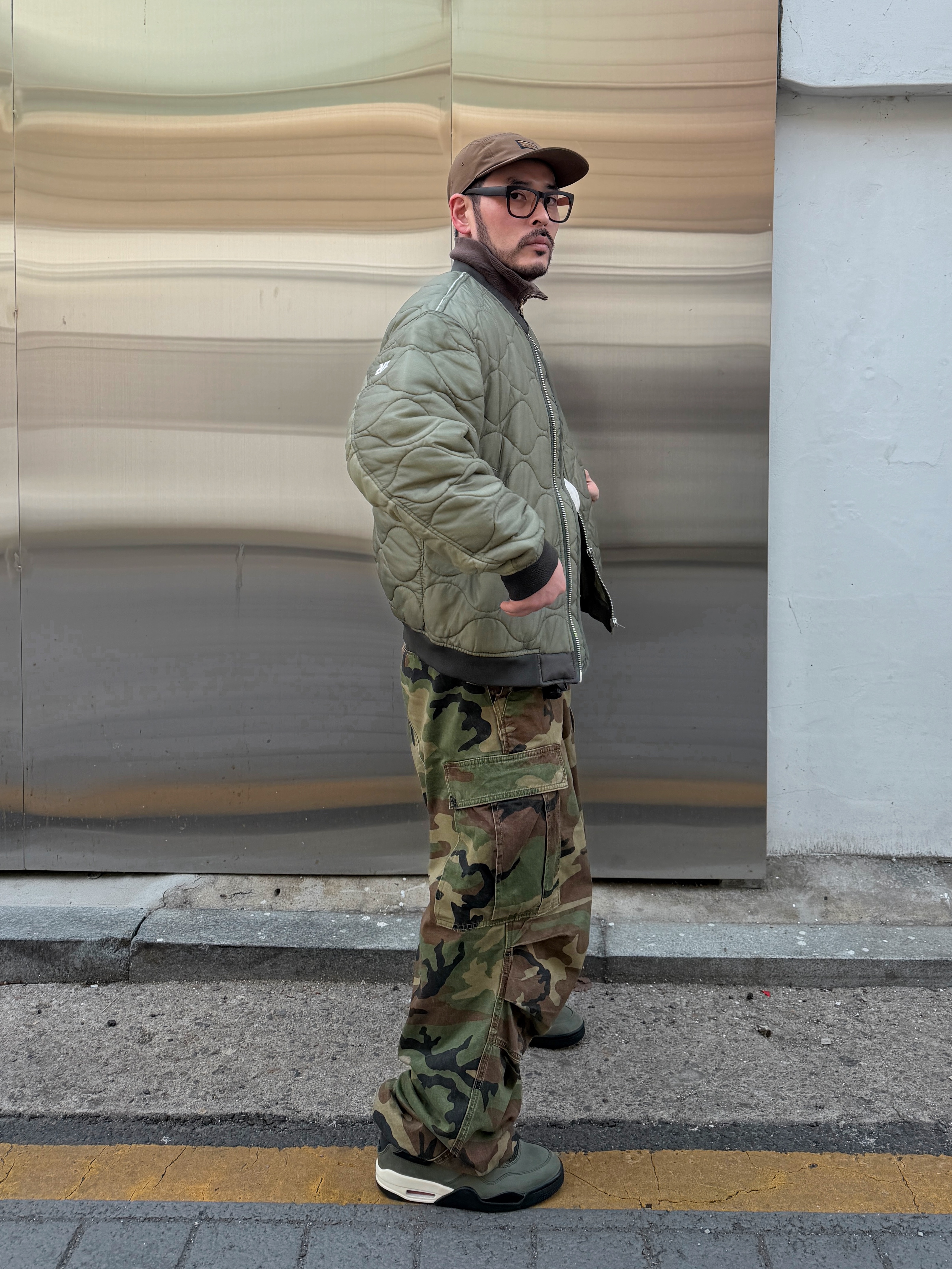 Jordan 4 x Undefeated Retro OG SP Deep Green and Clementine 착용 스타일 - 4