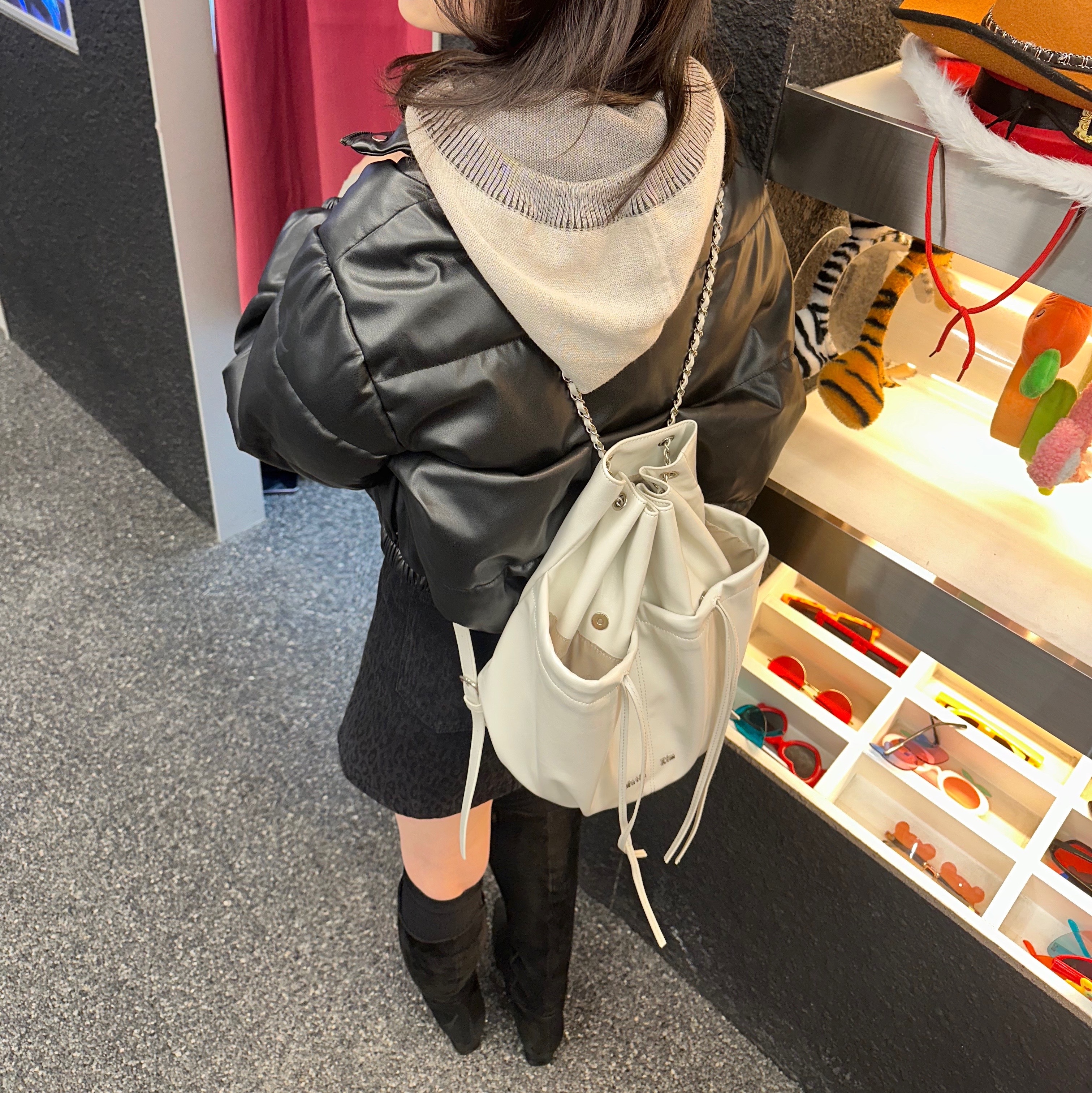 Matin Kim Draw String Ribbon Back Pack Ivory 착용 스타일