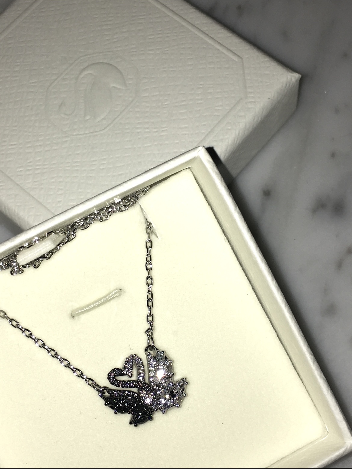 (W) Swarovski Swan Pendant Swan Black Mixed Metal Finish 착용 스타일