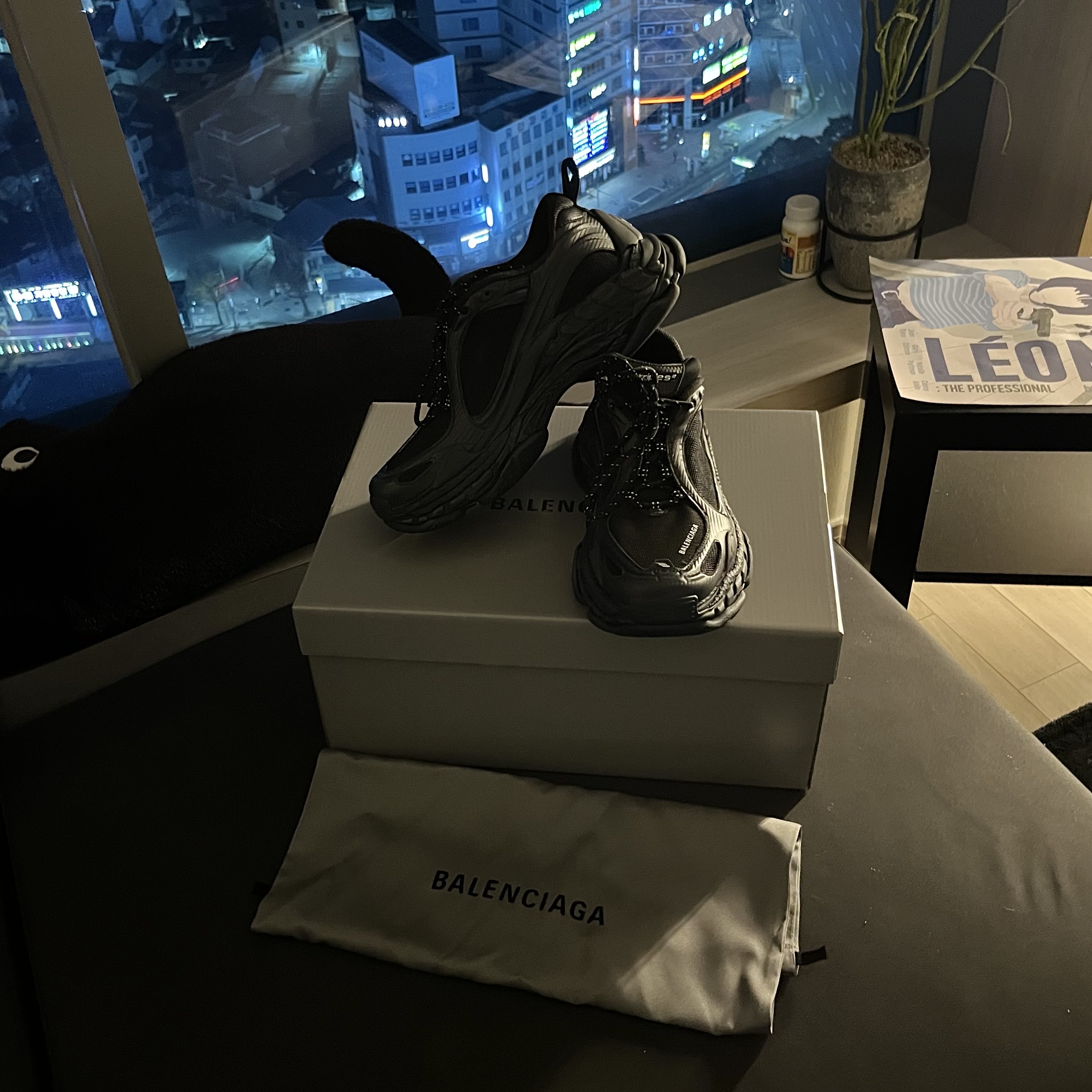 Balenciaga Triple S.2 Gradient Sneakers Grey, Balenciaga Triple S.2 Sneaker In Black Dark Grey 착용 스타일 - 2